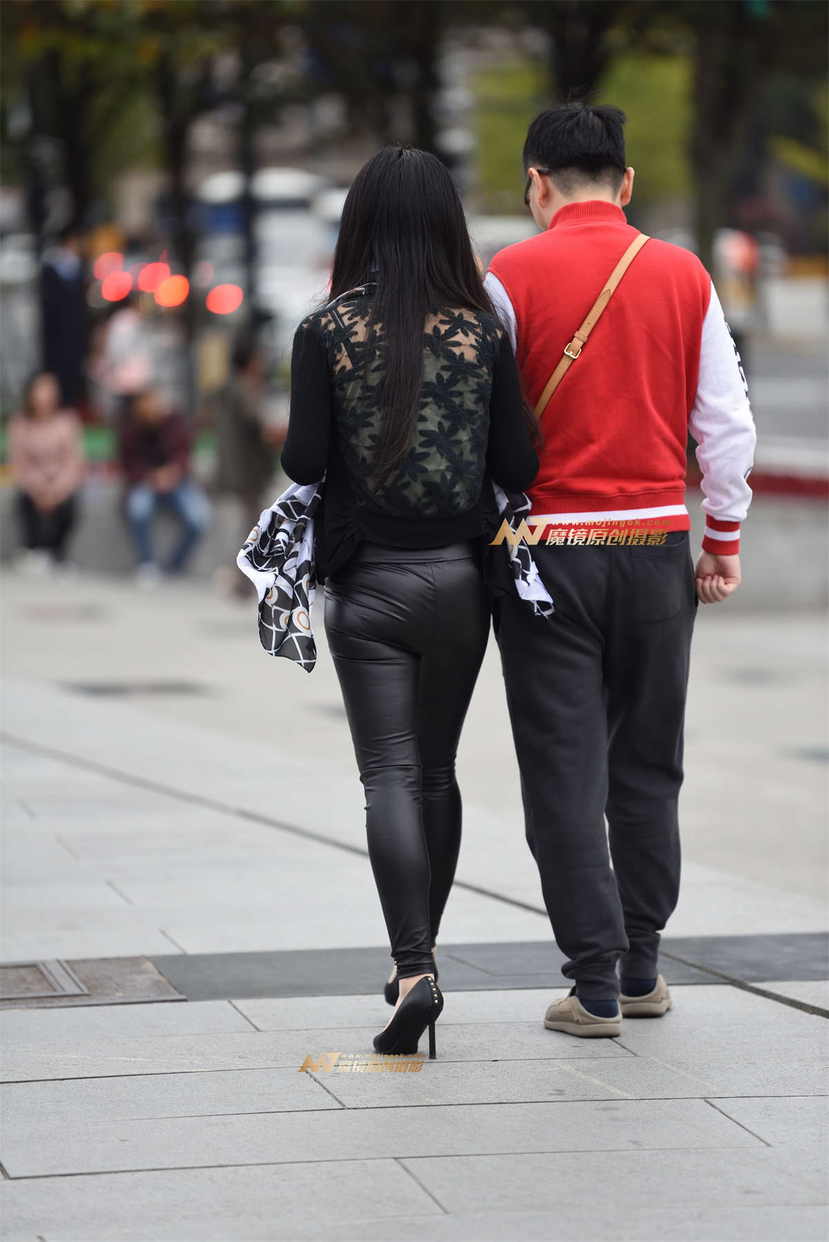 图片[2]-初冬，皮裤妹子登场-日更街拍
