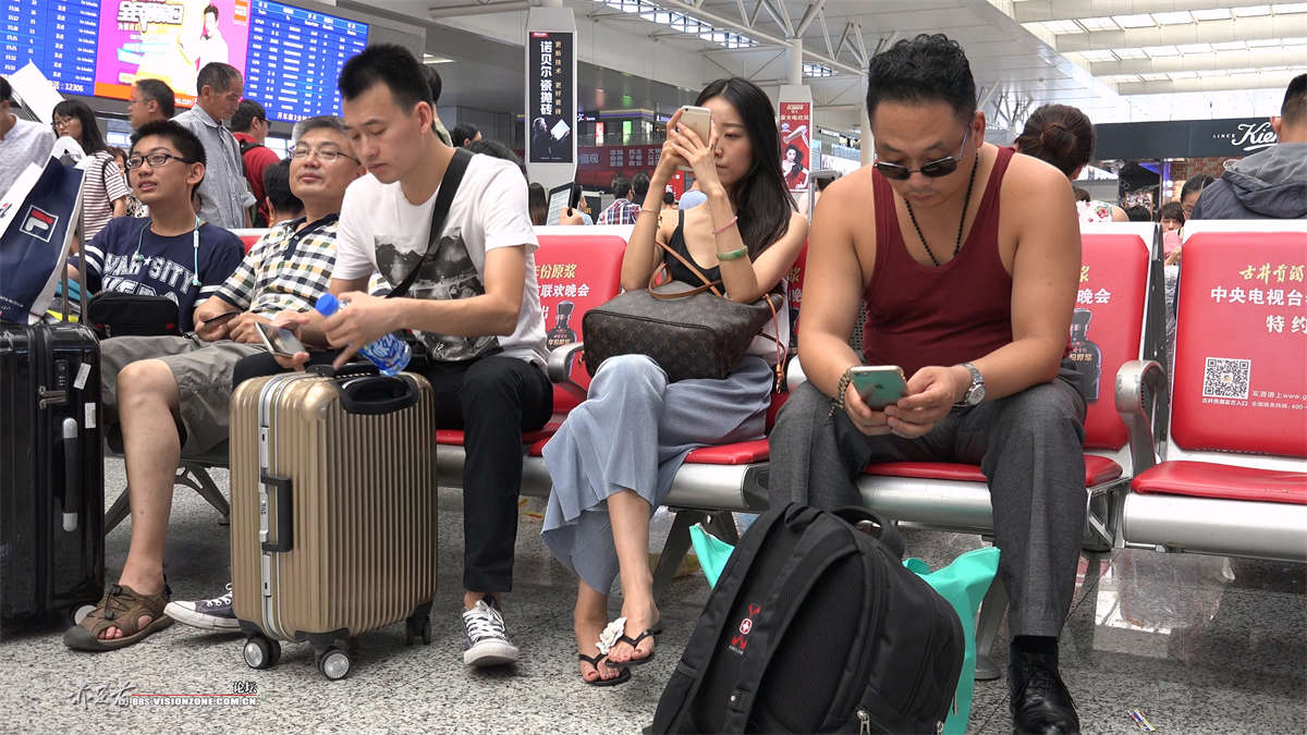 仙女气质人字拖街拍美足骨感美女-日更街拍