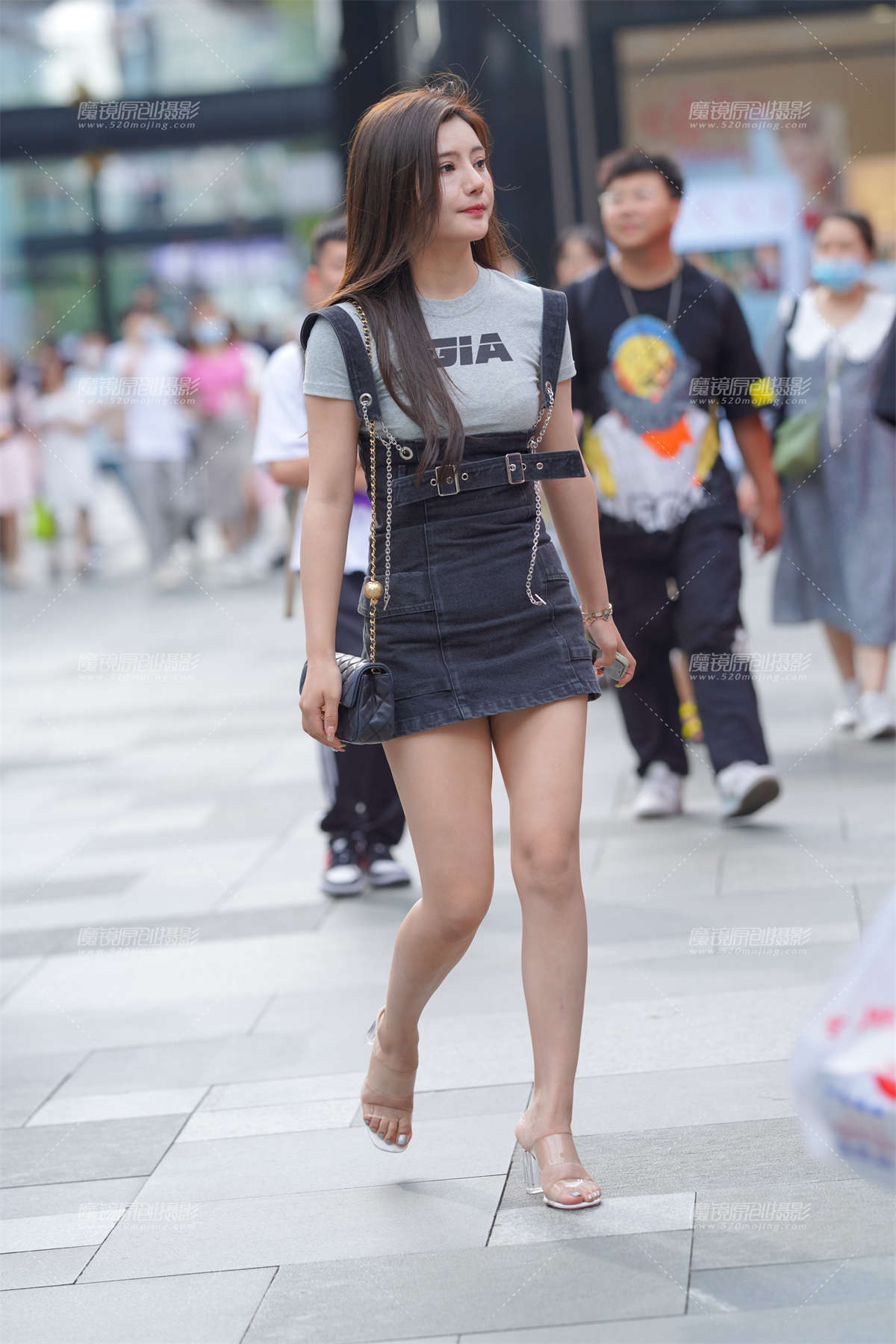 牛杂裙美眉-日更街拍