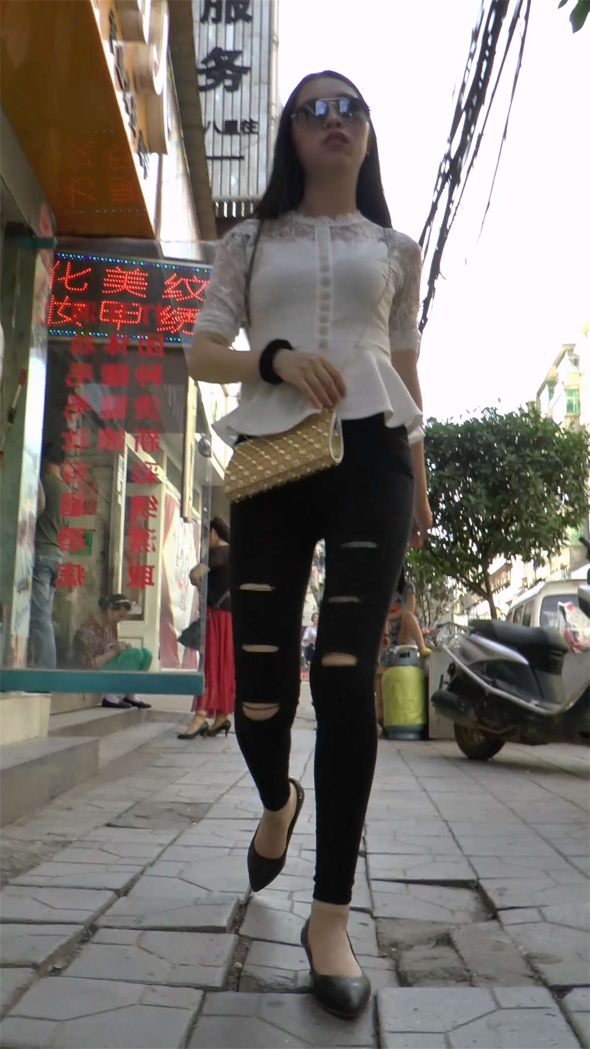 黑色紧身裤妹子-日更街拍
