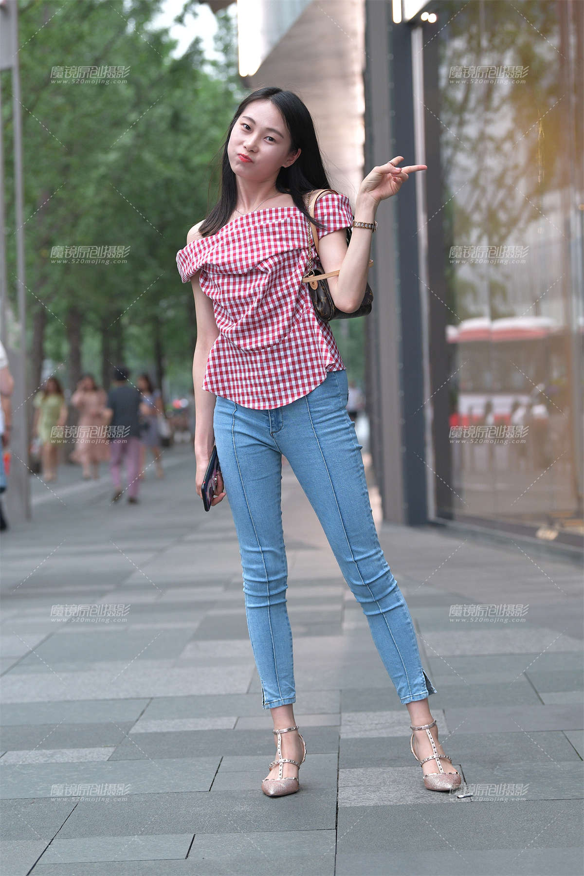 【视觉冲击赛贴】紧牛翘臀小姐姐-日更街拍