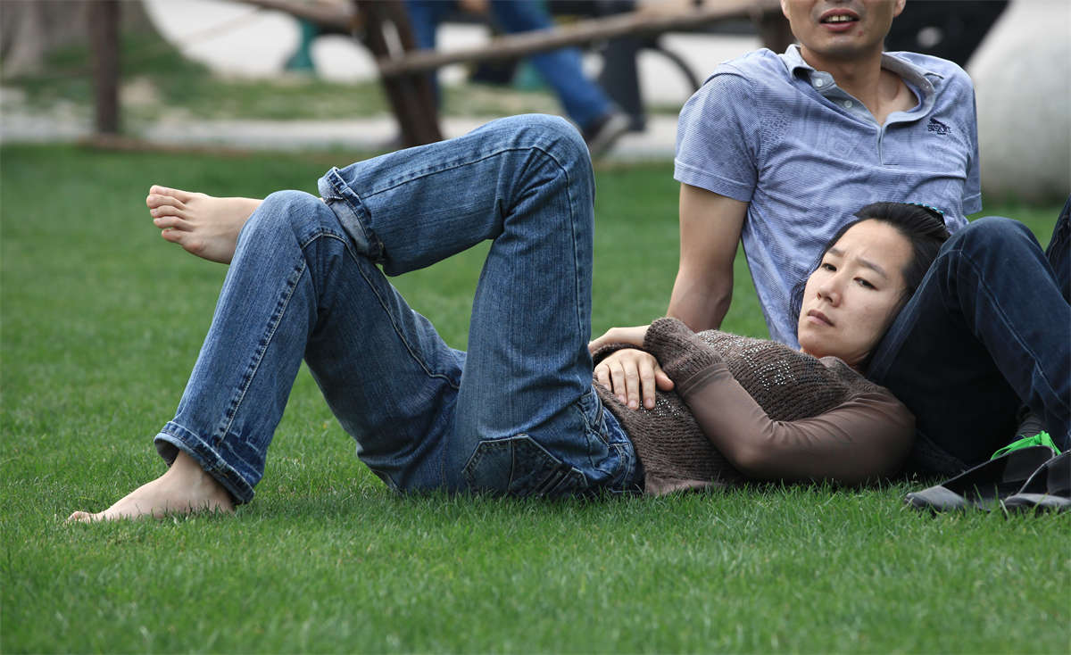 图片[2]-踏青公园街拍系列No.1184 少妇草地二郎腿展示美足-日更街拍