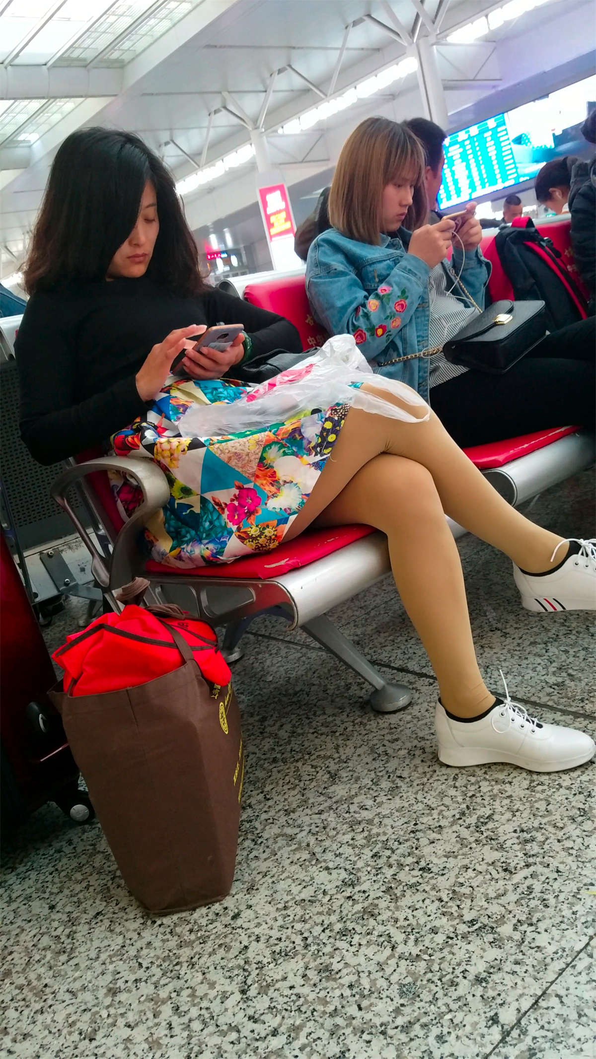 图片[2]-[4K高清视频]候车室遇见成熟少妇-日更街拍