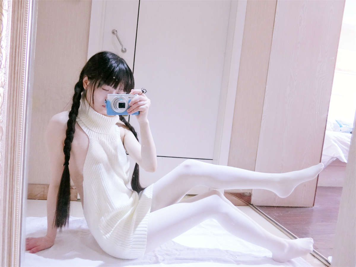 图片[2]-微博萌妹-西尔酱No.23 露背毛衣-日更街拍