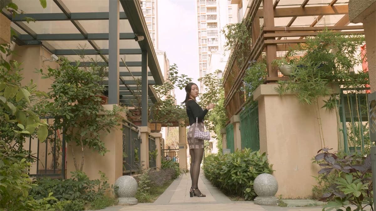 Ligui丽柜视频 2020.10.23 在名媛群拼了条丝袜来扫街 星雨-日更街拍