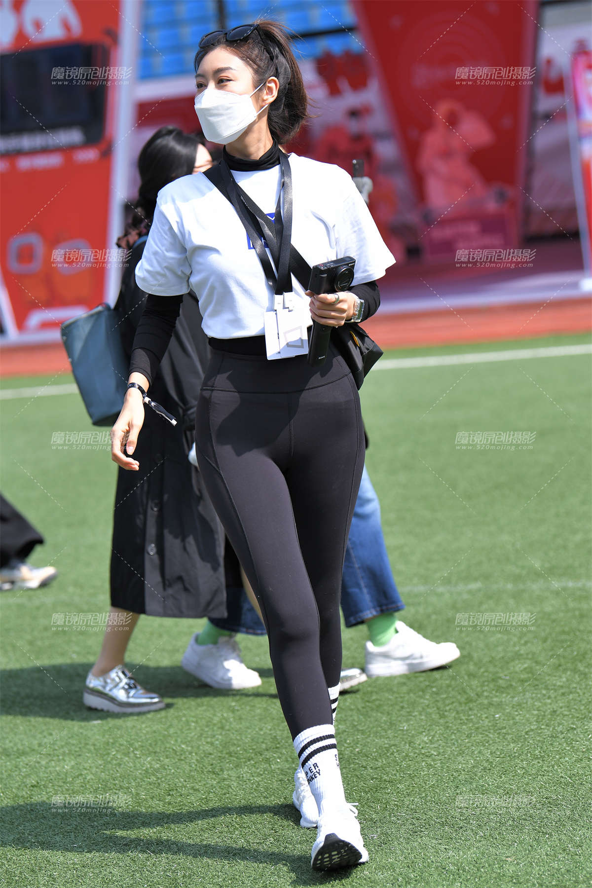 太阳底下的紧身裤-日更街拍