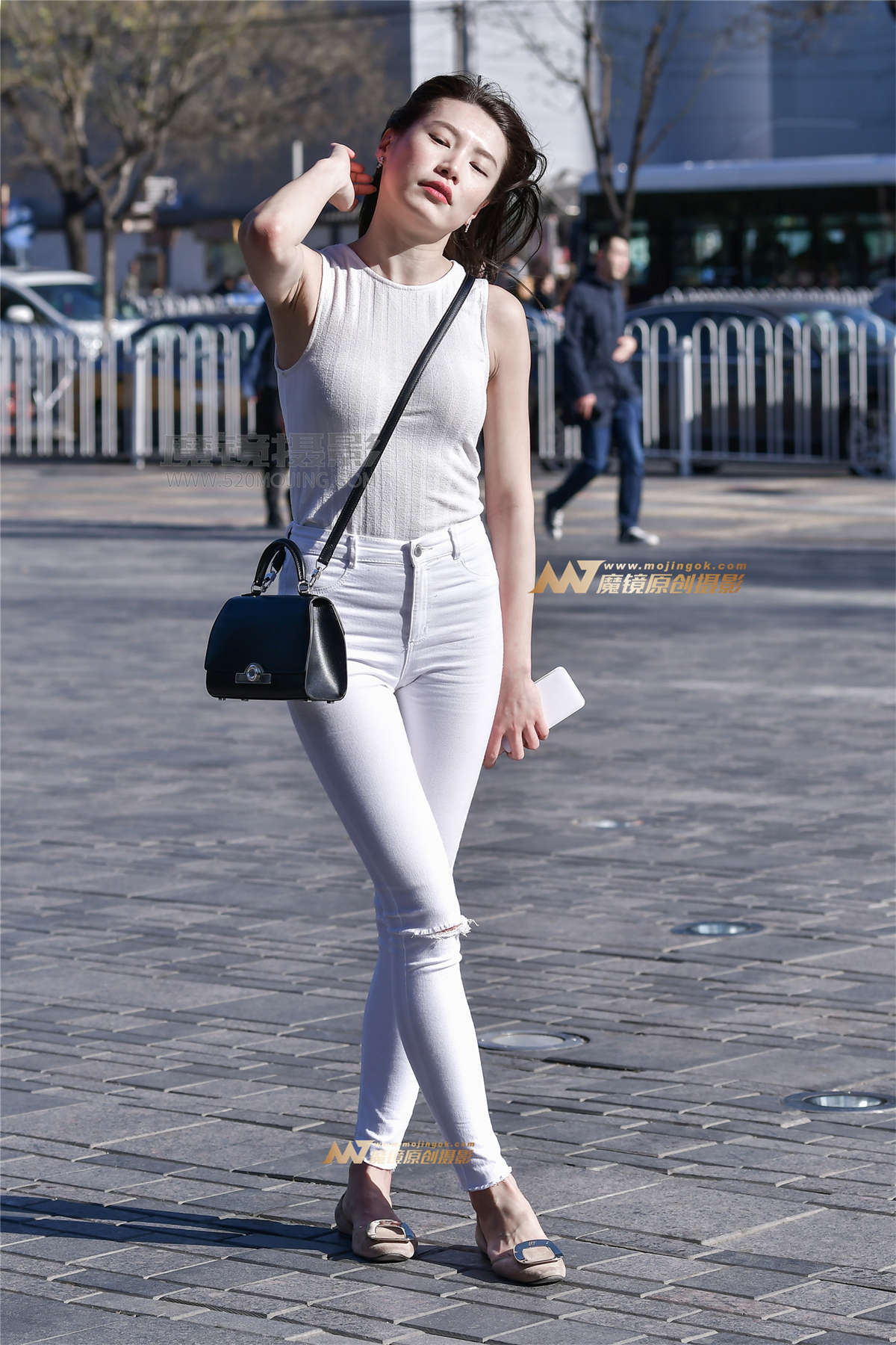 左手倒影赛帖：白牛仔彰显美女魔鬼身材-日更街拍