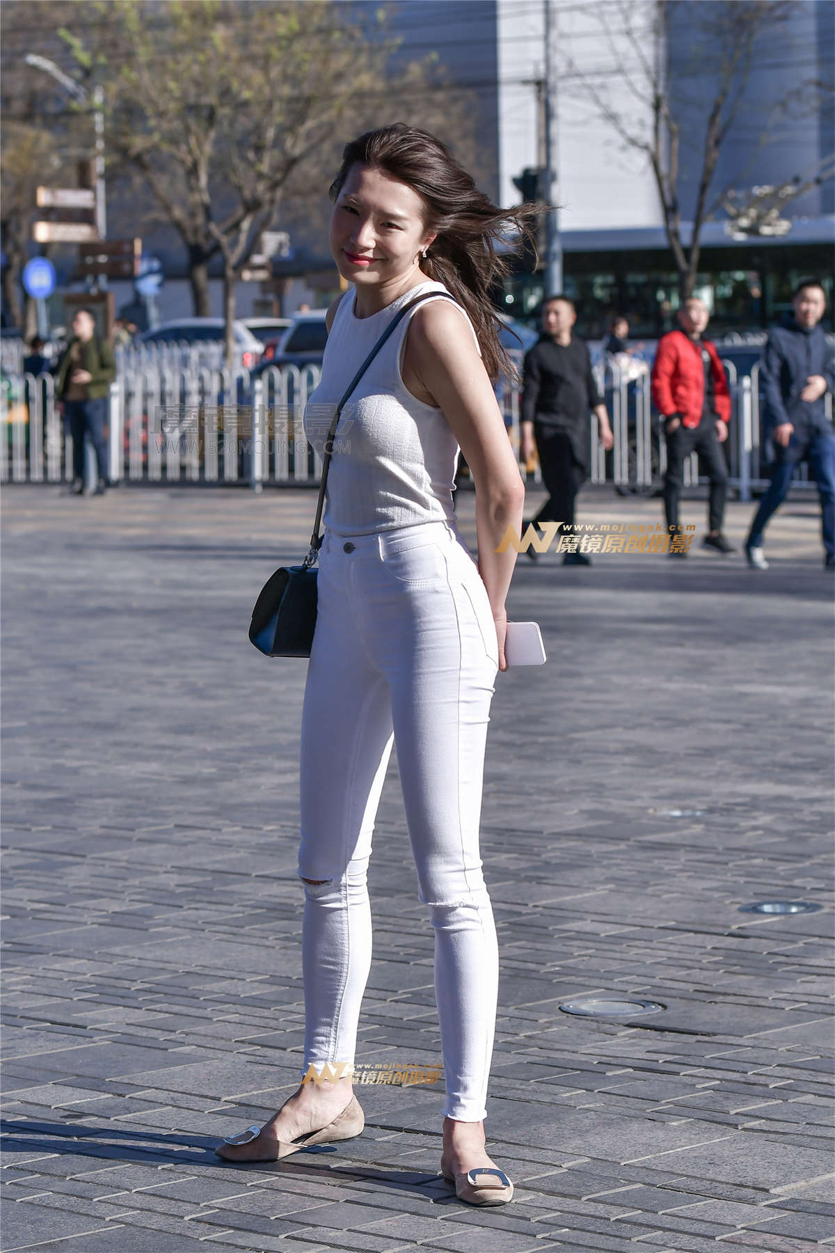 图片[2]-左手倒影赛帖：白牛仔彰显美女魔鬼身材-日更街拍