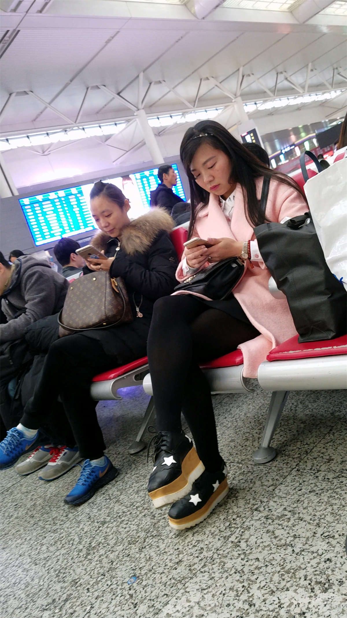 图片[2]-粉色毛呢长外套街拍黑丝美腿姐姐-日更街拍