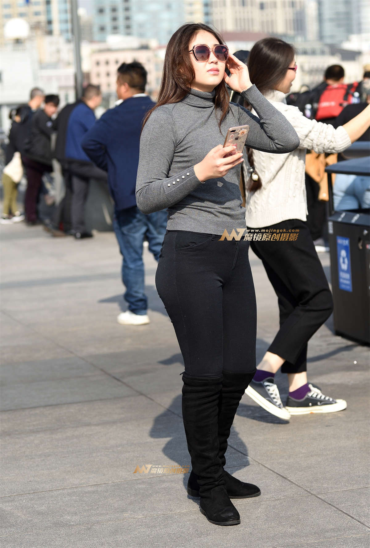 丰腴紧牛黑裤美女-日更街拍