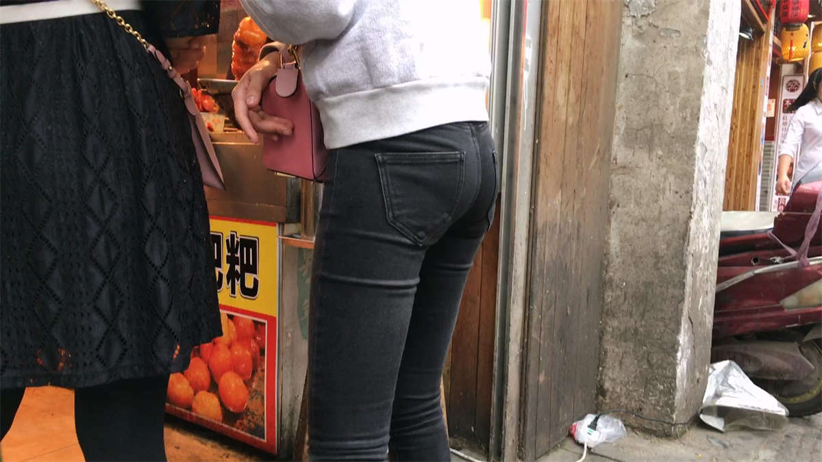 图片[2]-黑色紧身牛仔美女-日更街拍