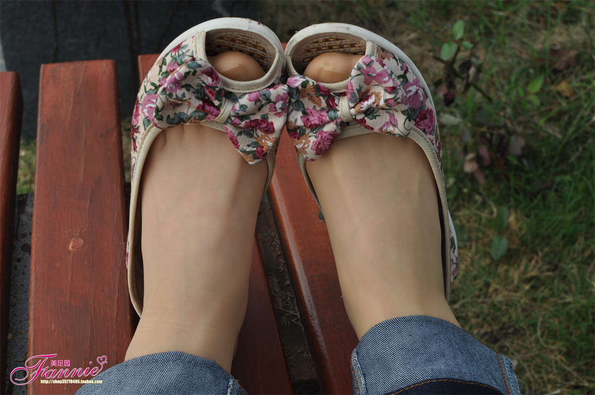 Fannie芬妮美足园NO.742 行在深秋（丝足1）-日更街拍