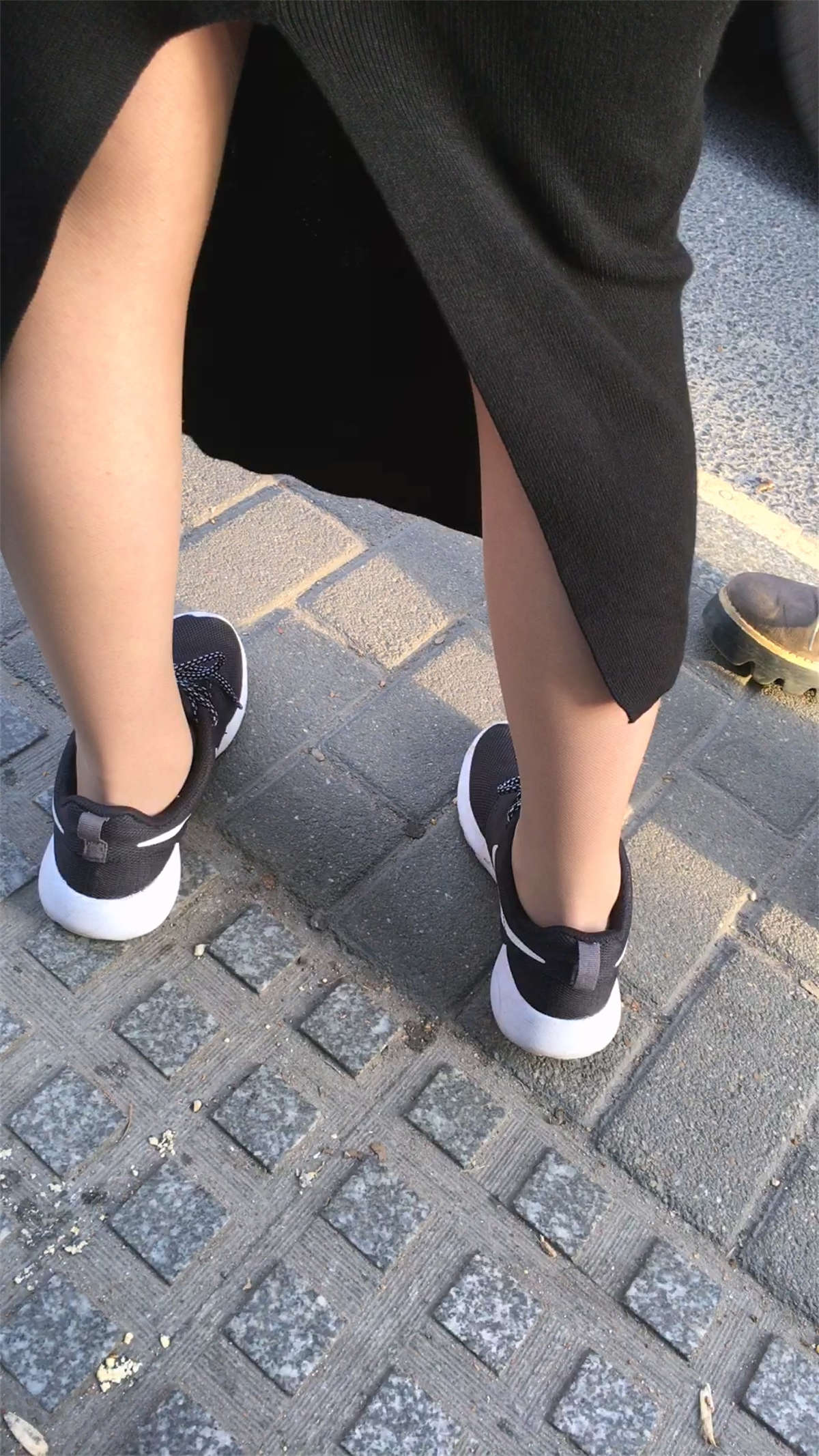 图片[2]-长裙黑色肉丝美女-日更街拍