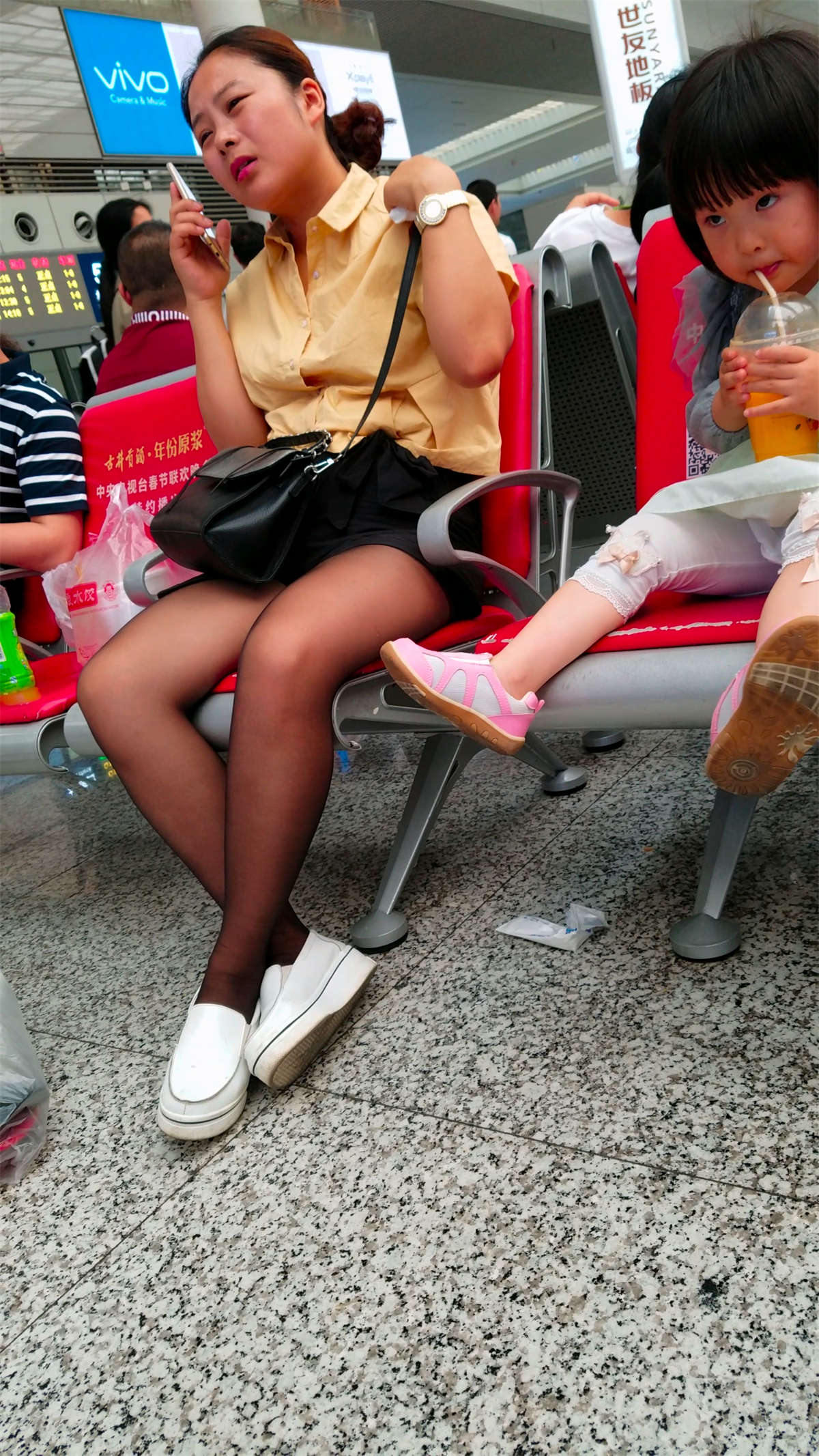 图片[2]-候车室拍摄黄衬衫街拍黑丝性感美腿-日更街拍