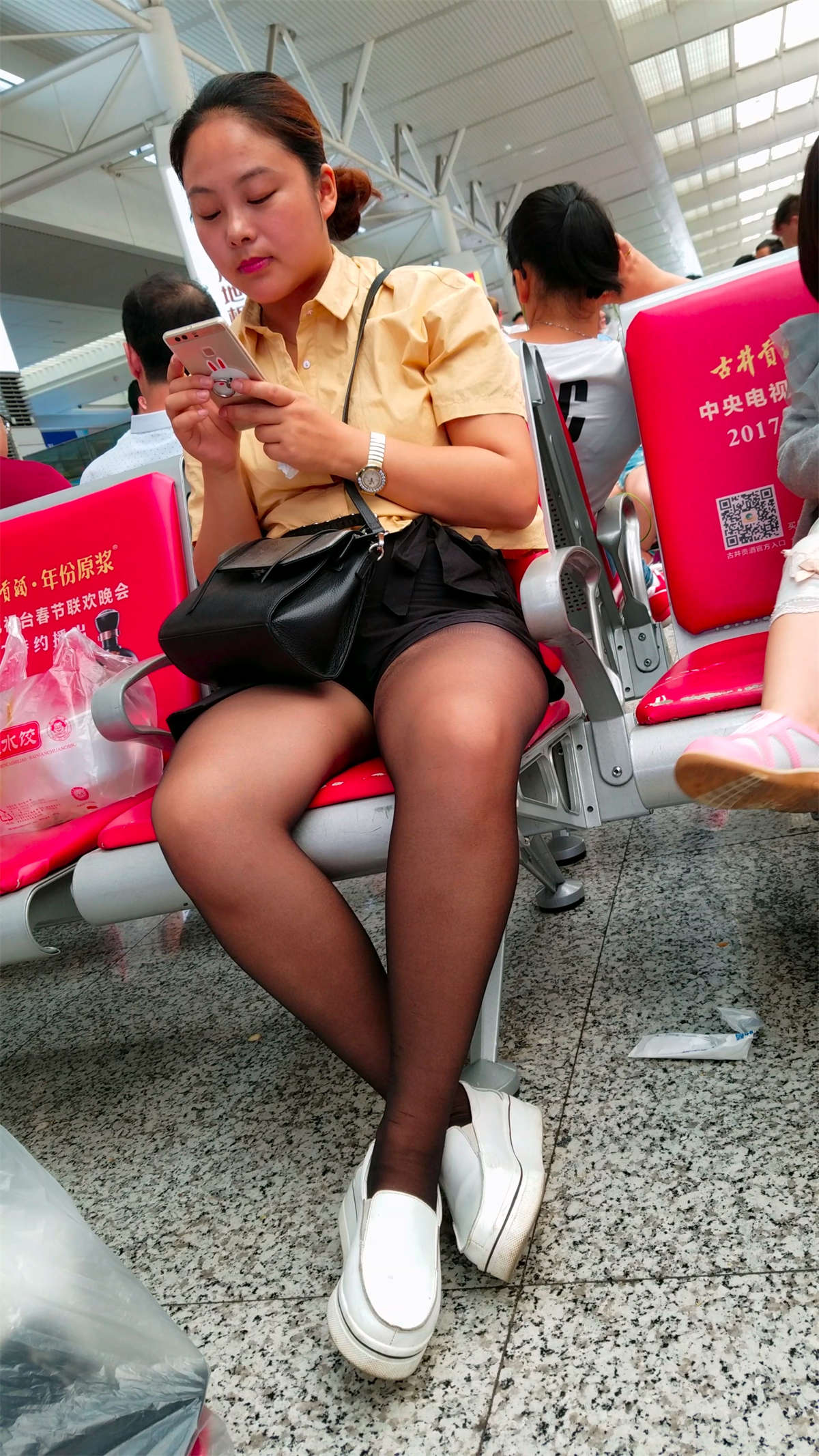 候车室拍摄黄衬衫街拍黑丝性感美腿-日更街拍
