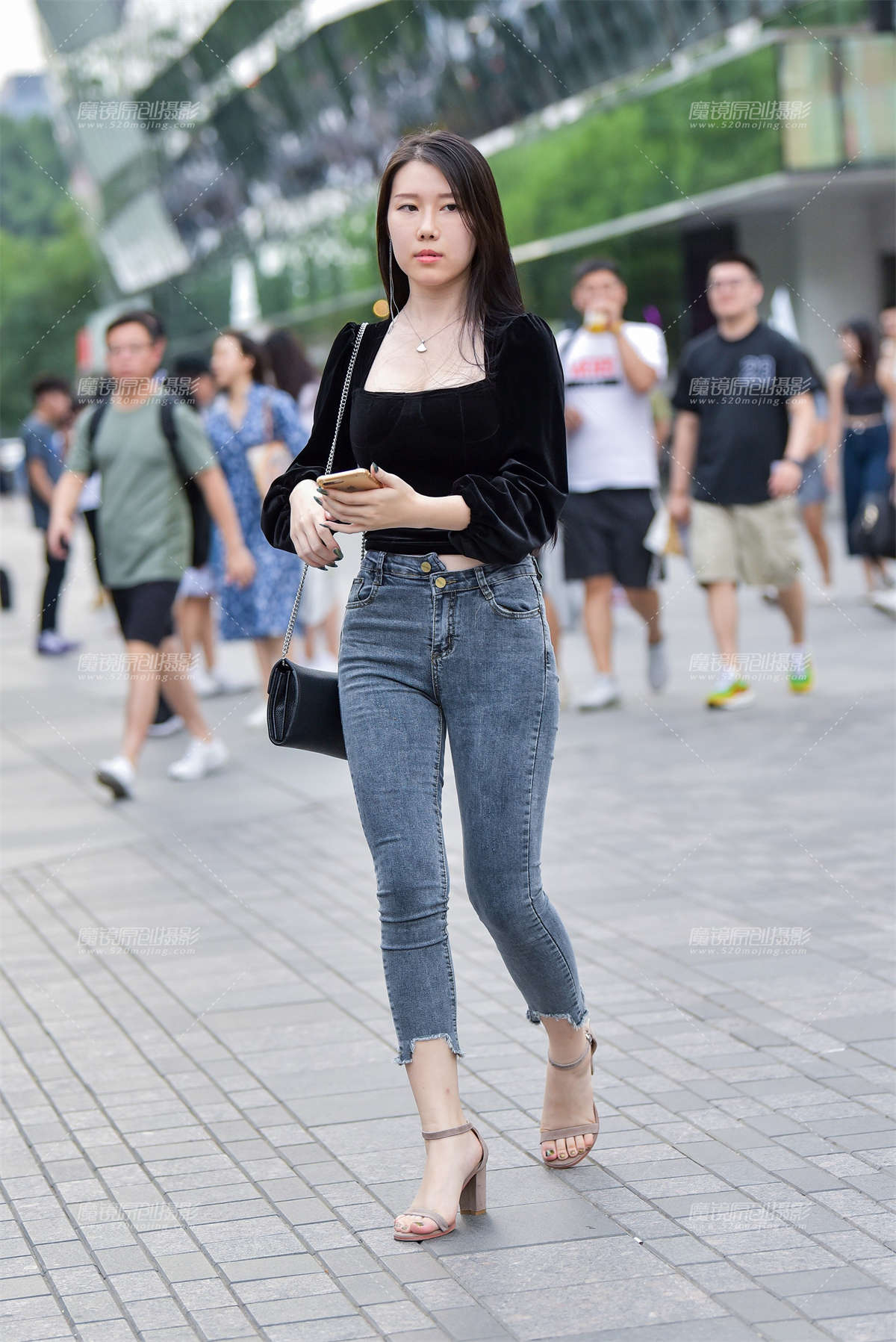 皮肤白皙的铅牛紧身裤美女-日更街拍