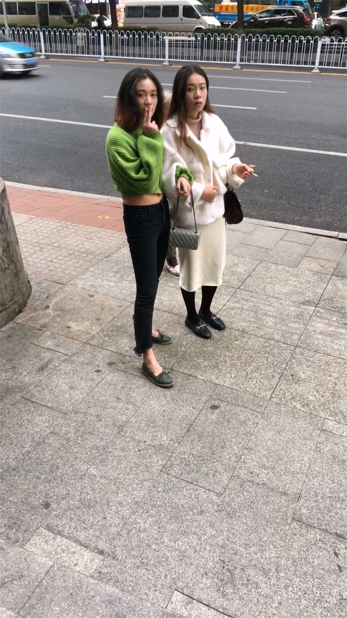 黑色紧身牛仔裤和白色包臀长裙妹子-日更街拍