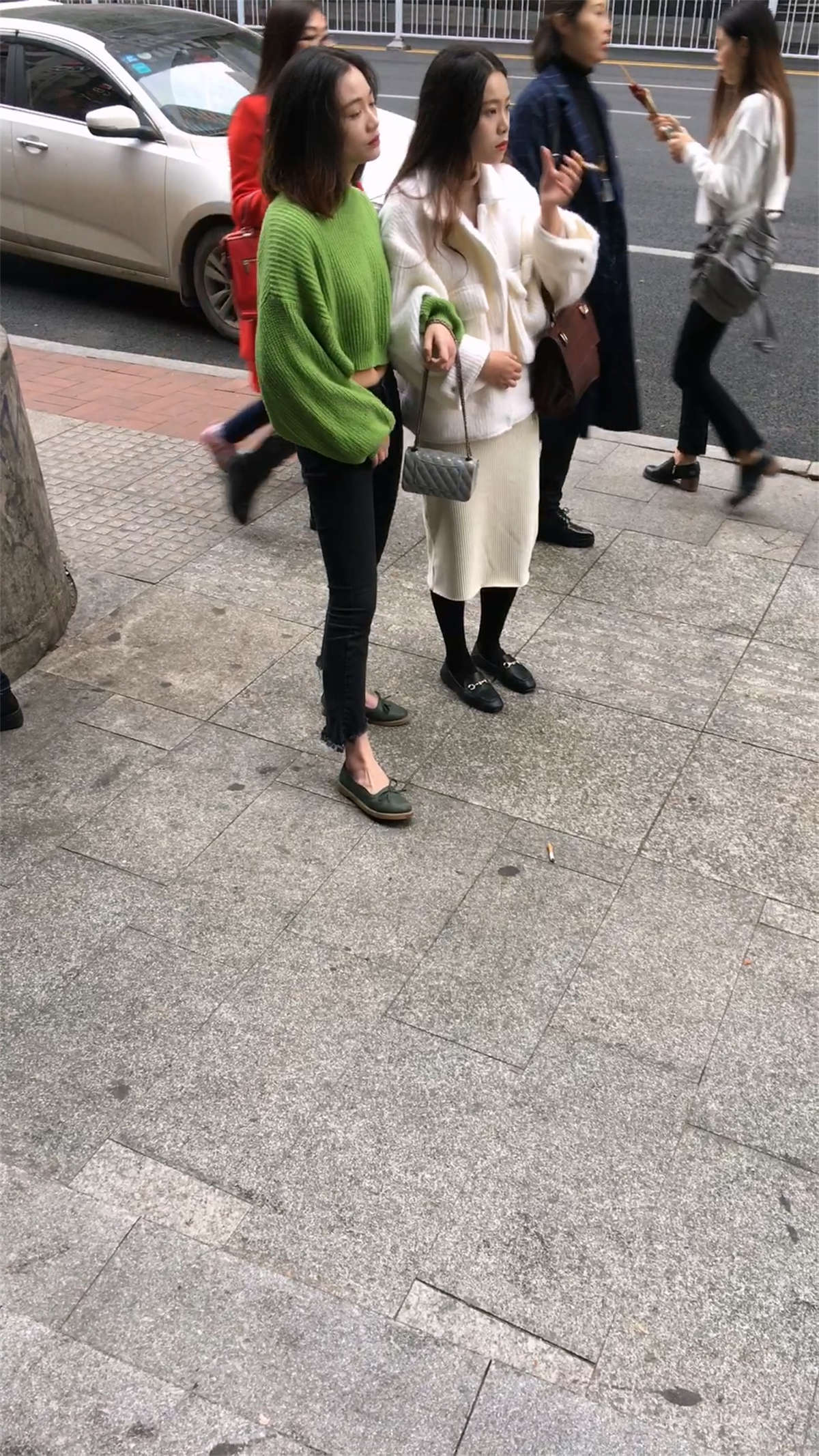 图片[2]-黑色紧身牛仔裤和白色包臀长裙妹子-日更街拍