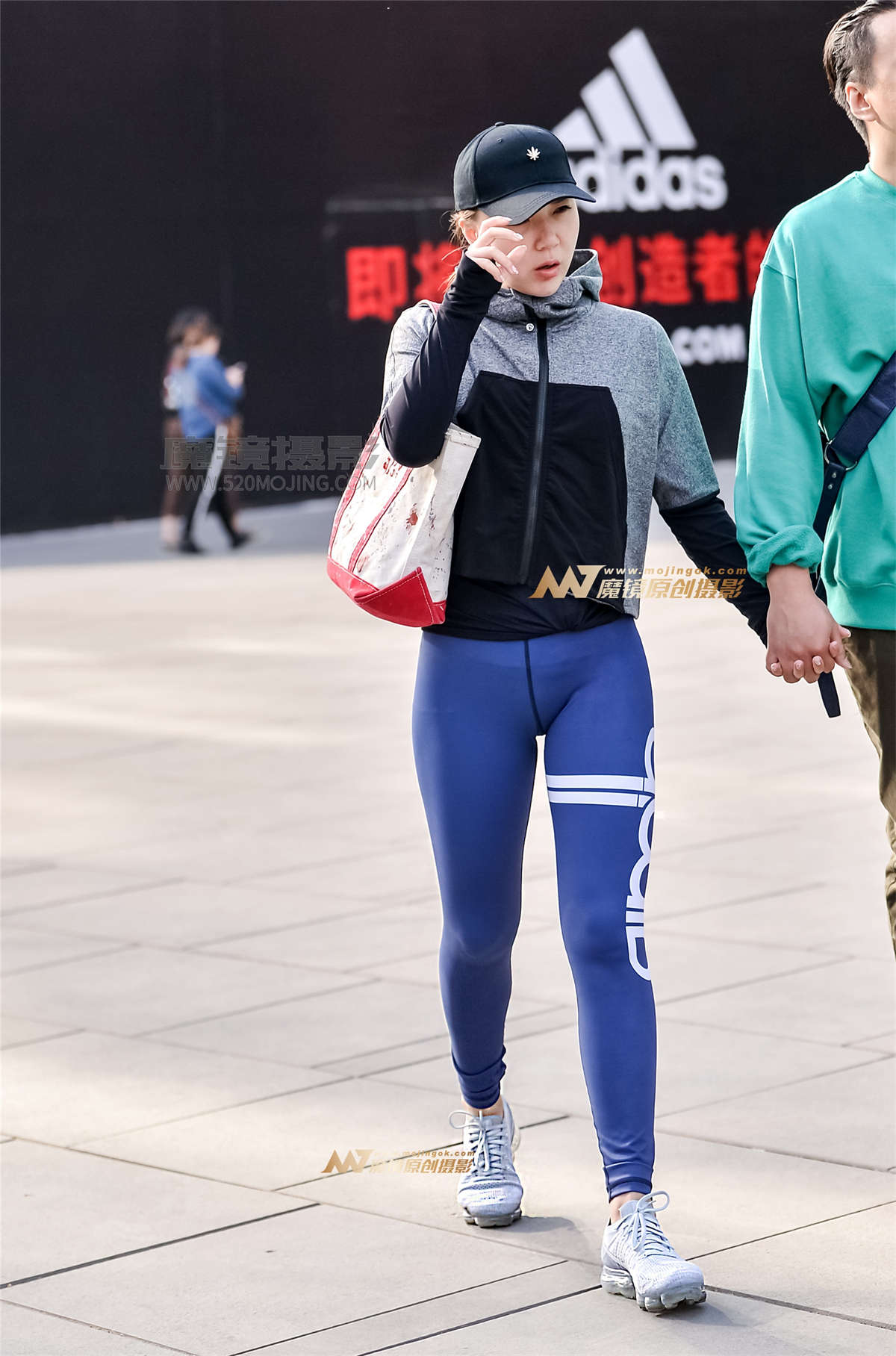 左手倒影赛帖：穿蓝色健美裤美女的魅力-日更街拍