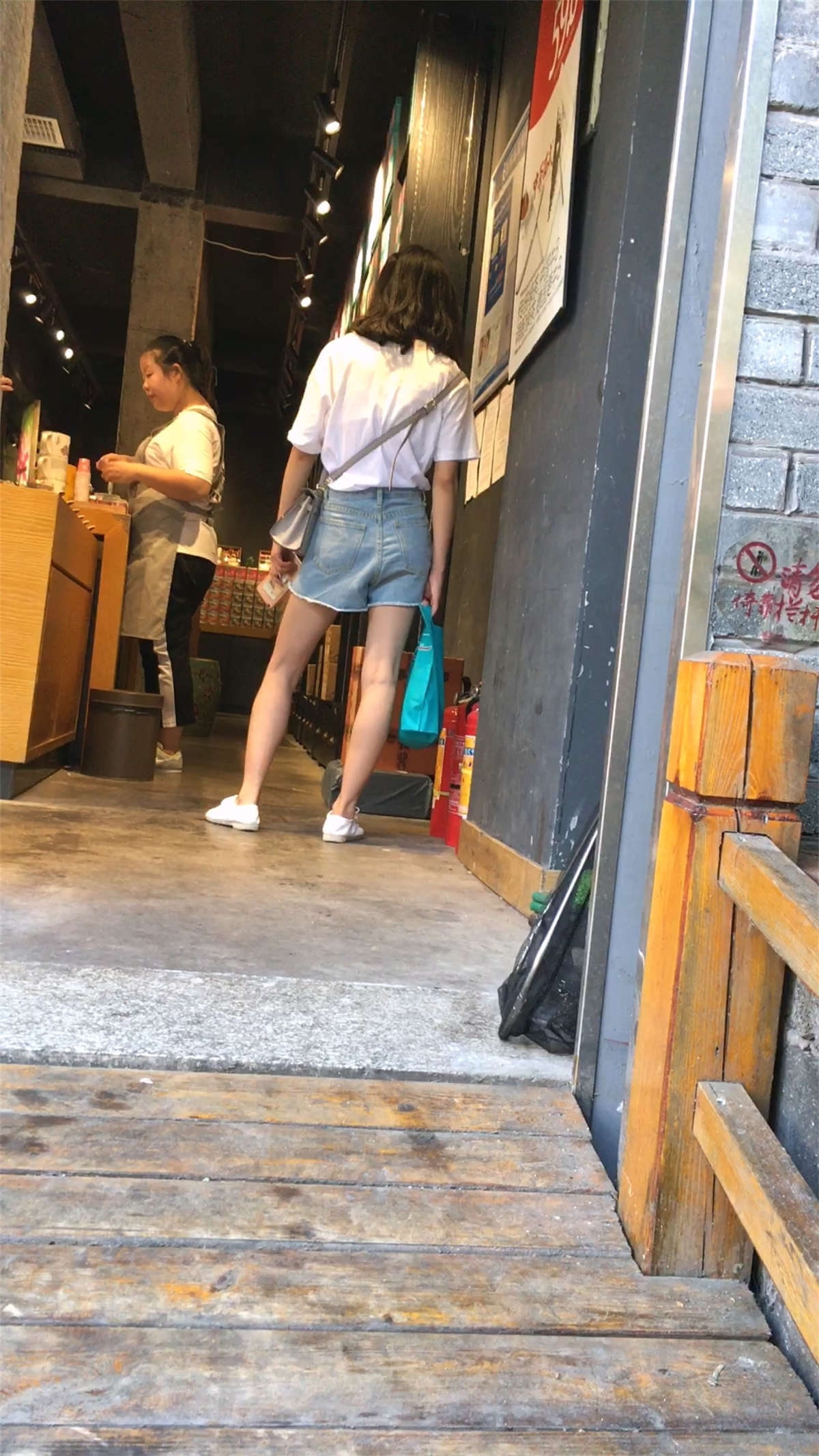 图片[2]-蓝色短裤小美女-日更街拍