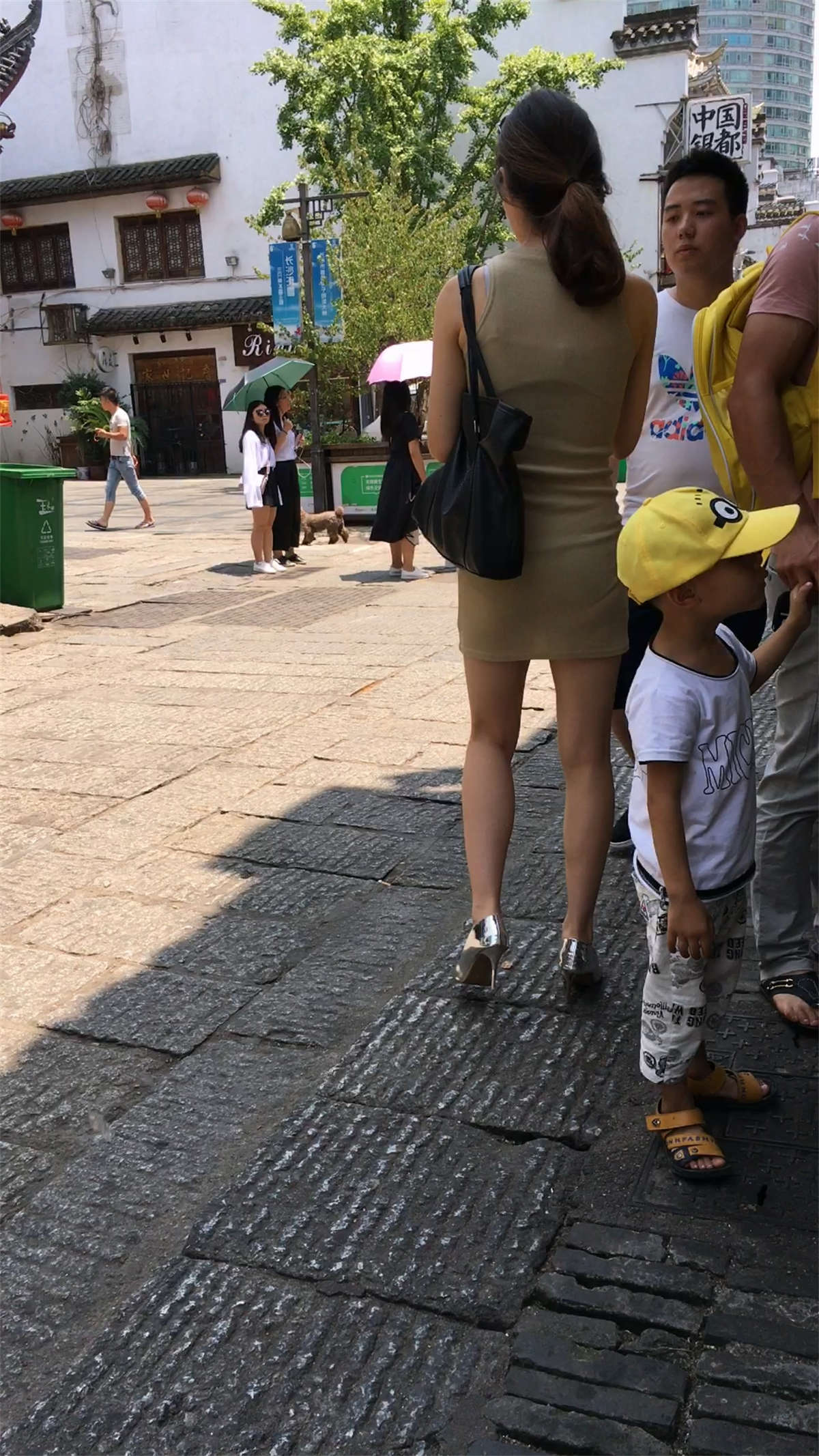 图片[2]-短裙美女性感好看-日更街拍