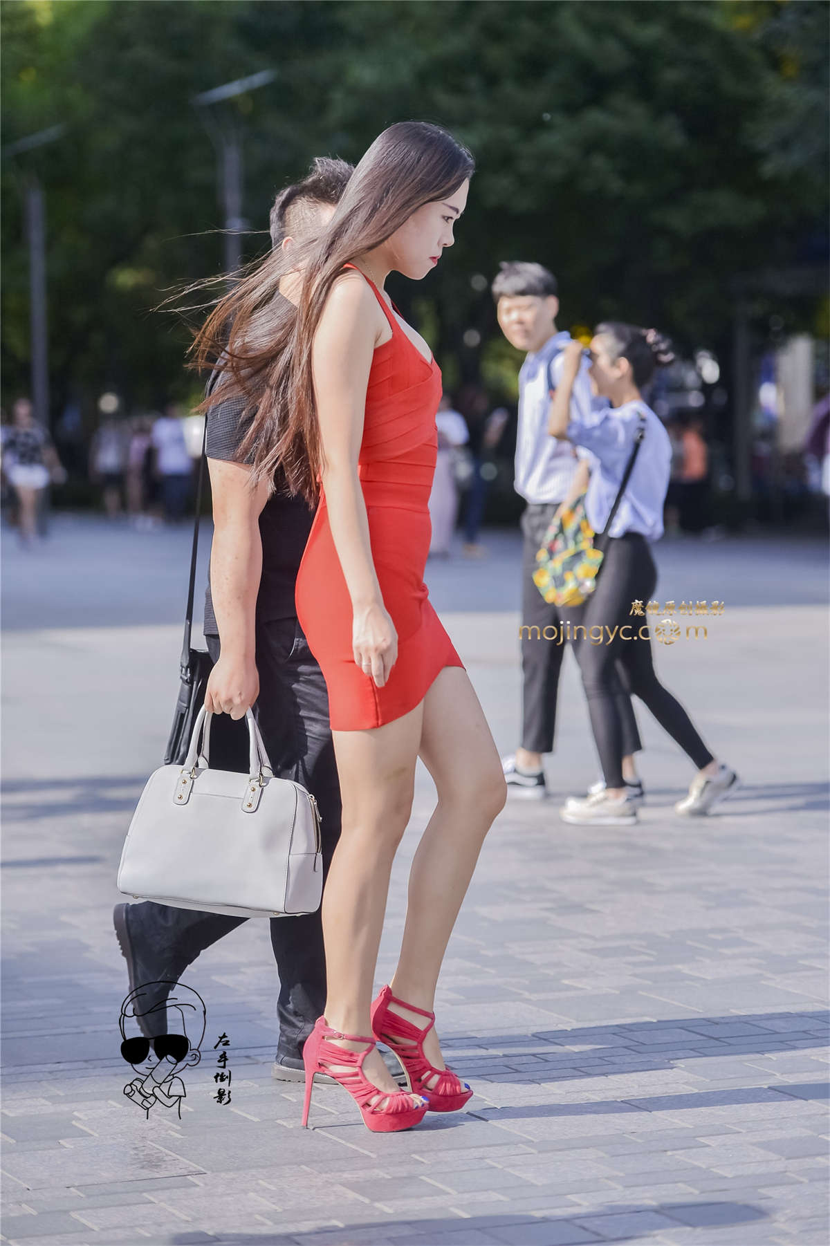 红裙美女时尚性感-日更街拍