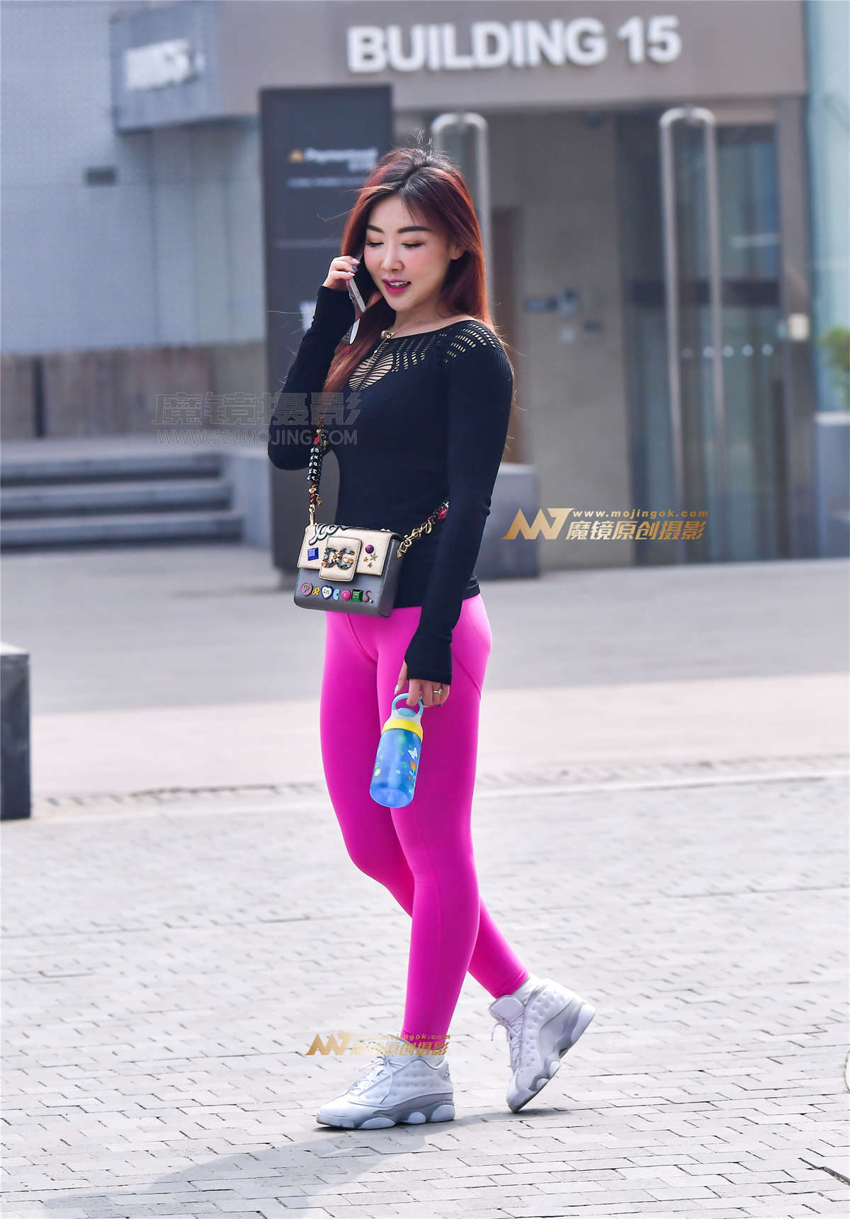 左手倒影赛帖：粉红色健美魔鬼身材美女-日更街拍