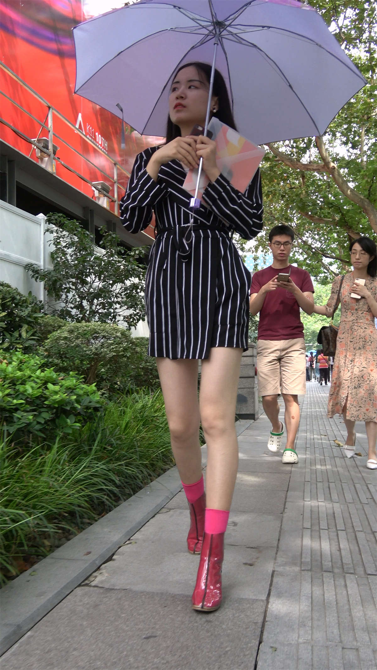 白皙美腿条纹衣服美女-日更街拍