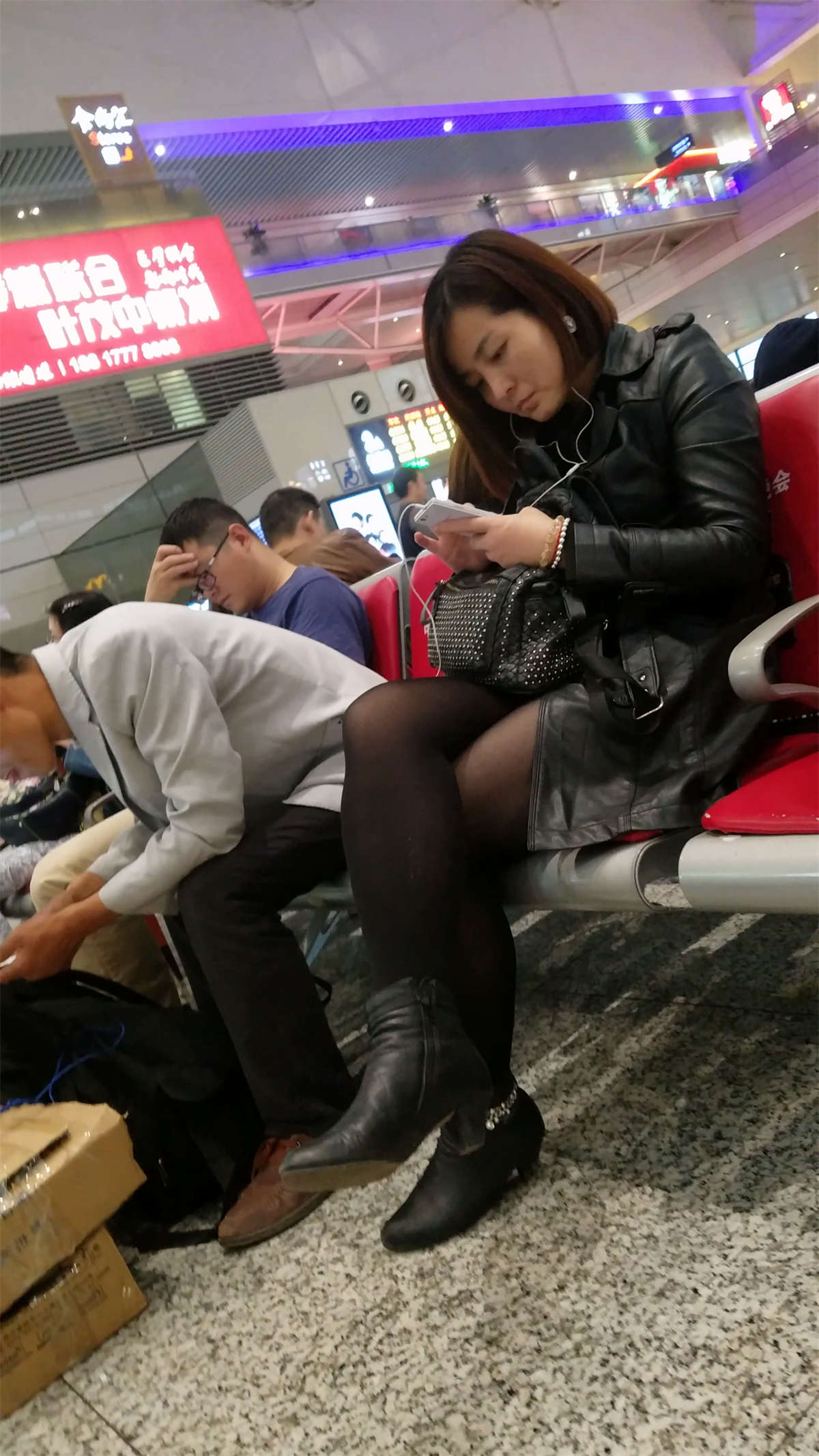 图片[2]-超性感黑丝长腿尖嘴皮靴知性大姐姐-日更街拍