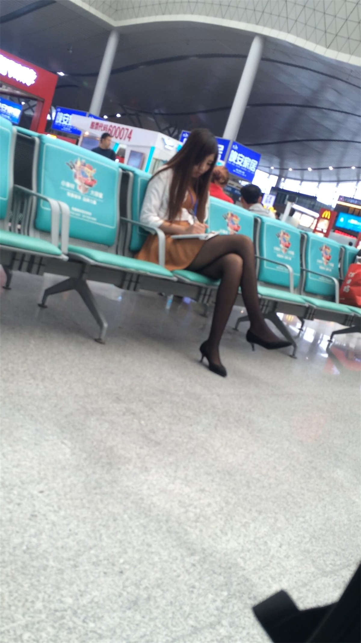 图片[2]-[4K高清视频]长沙火车站遇见漂亮黑丝高跟美女-日更街拍