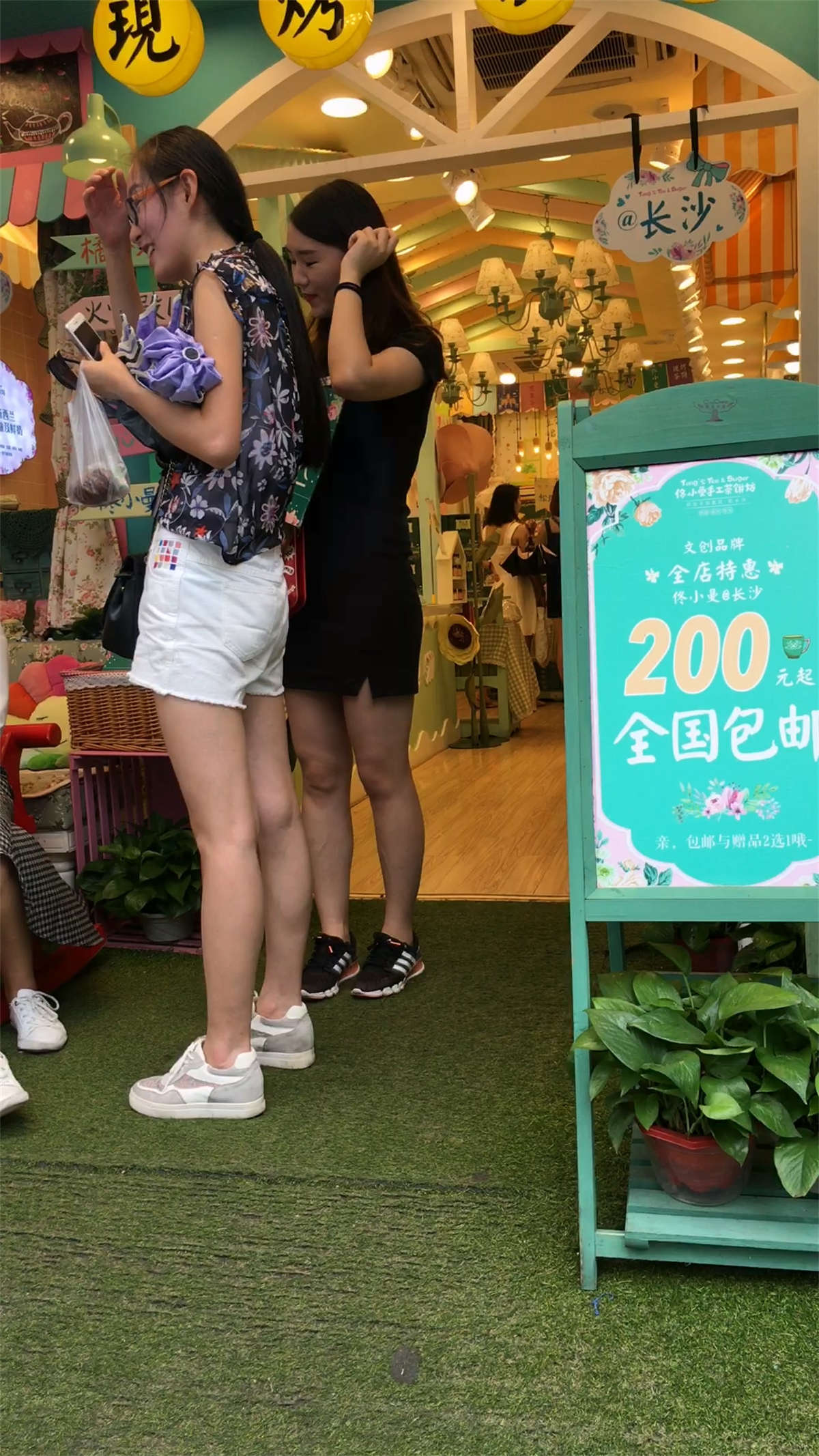 图片[2]-黑色短裙大姐姐-日更街拍