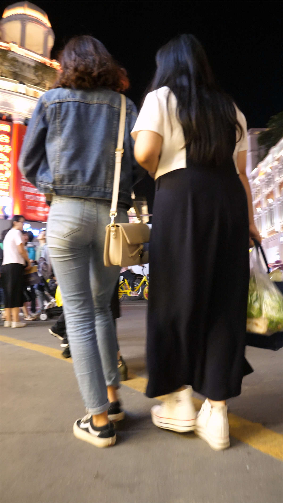 图片[2]-牛仔装卷发美女-日更街拍