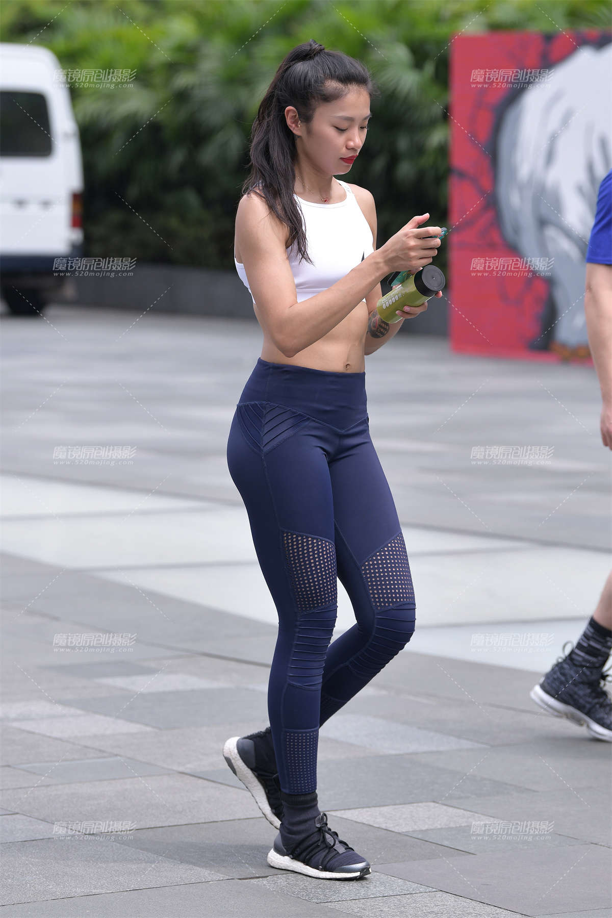 【视觉冲击赛贴】紧身运动装美眉-日更街拍
