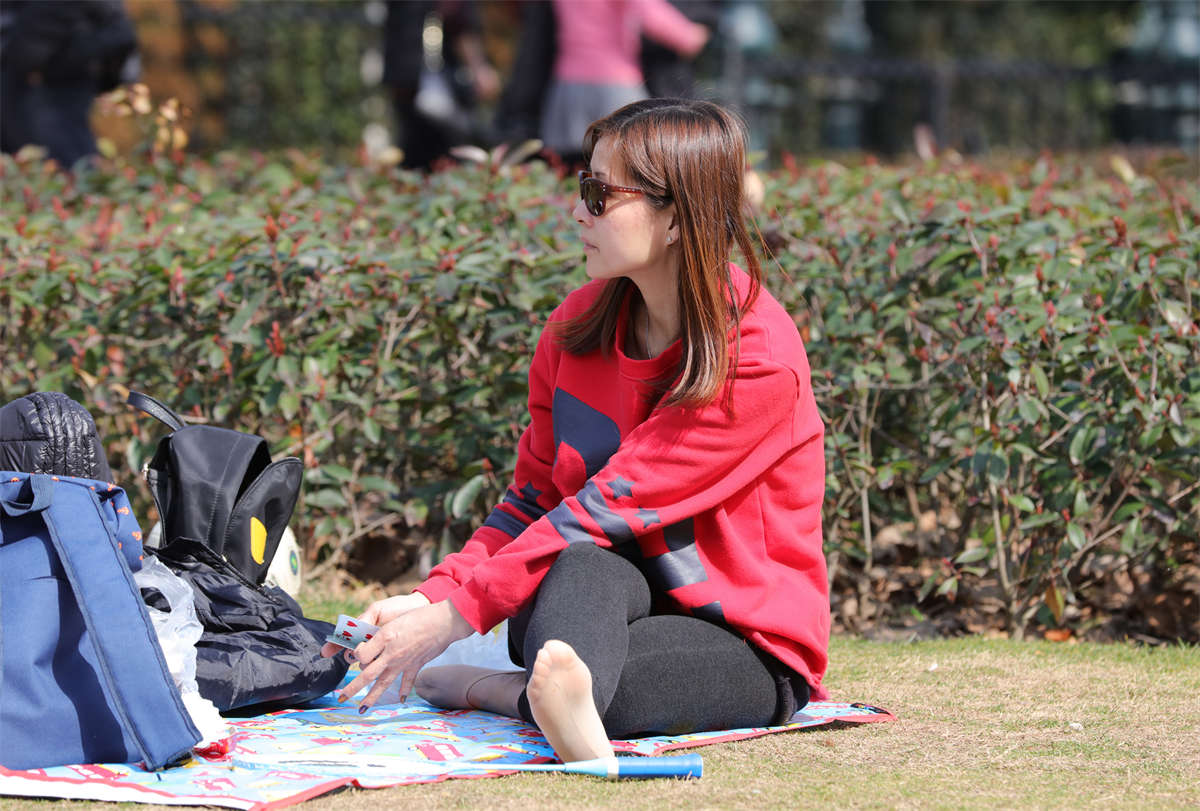 踏青公园街拍系列No.1187 微熟气质少妇，偏爱这种肉丝套-日更街拍