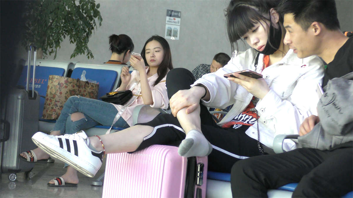 图片[2]-[4K高清视频]高铁站棉袜脚丫很霸气-日更街拍