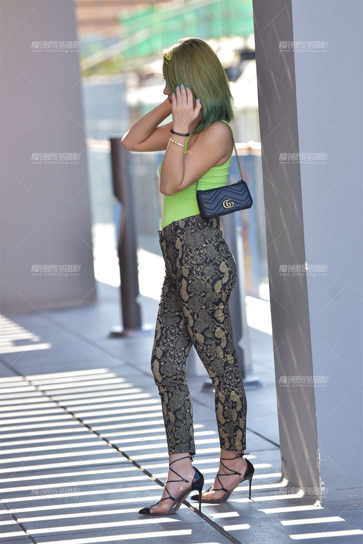 性感紧身蟒纹裤美女-日更街拍