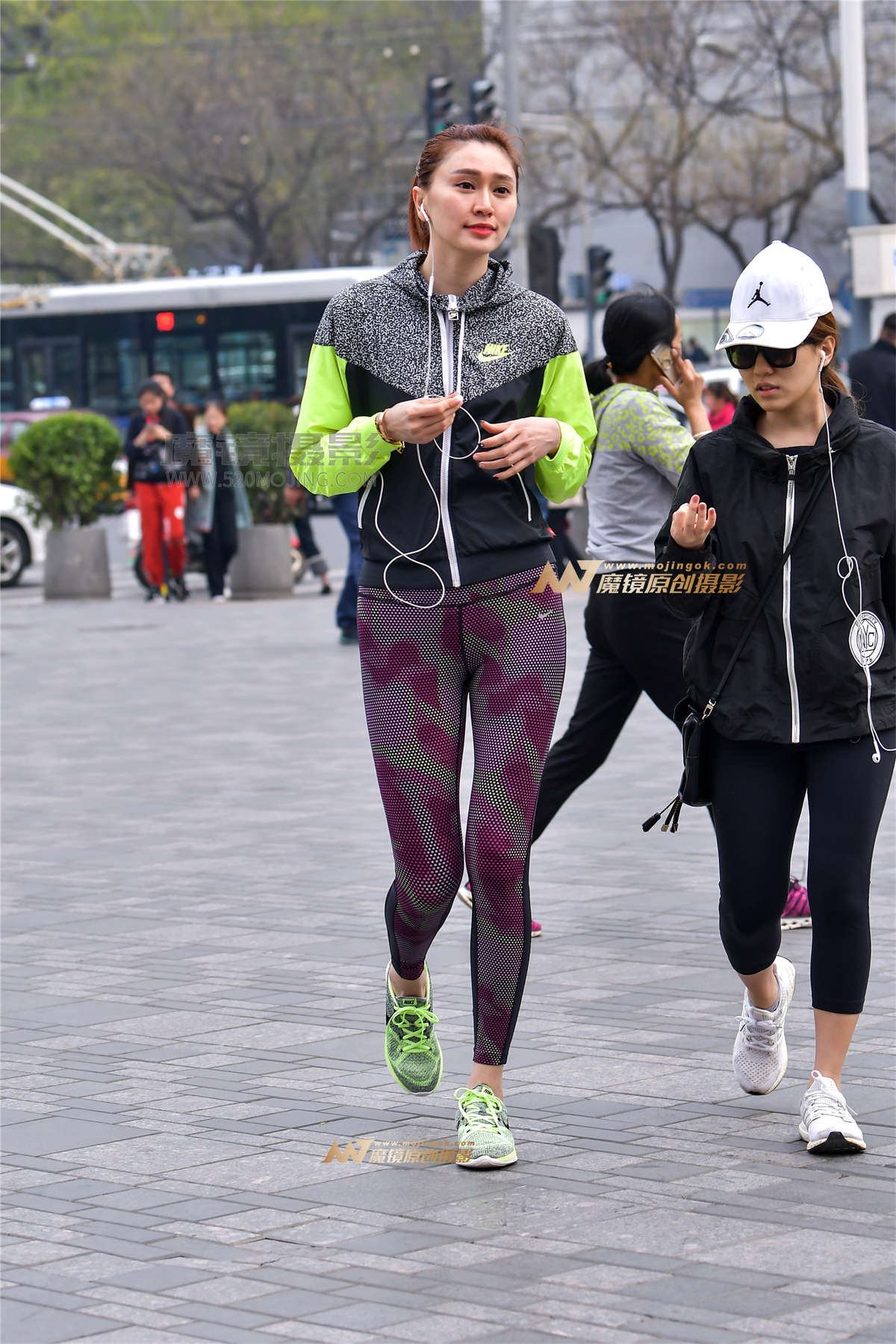 左手倒影赛帖：高模特紧裤包臀-日更街拍