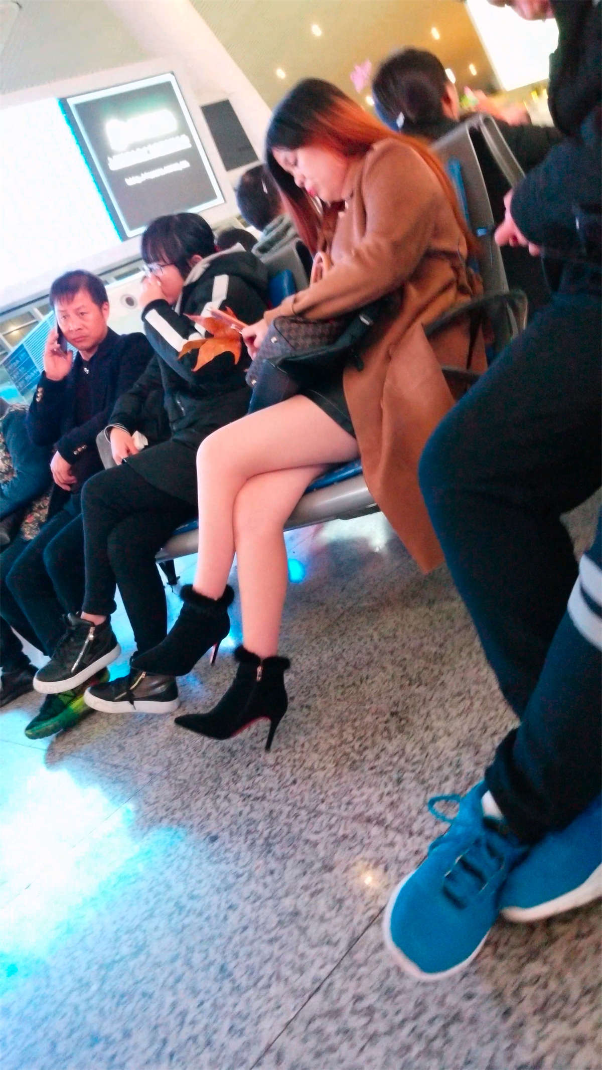 图片[2]-候车室的长外套街拍肉丝长腿熟女-日更街拍