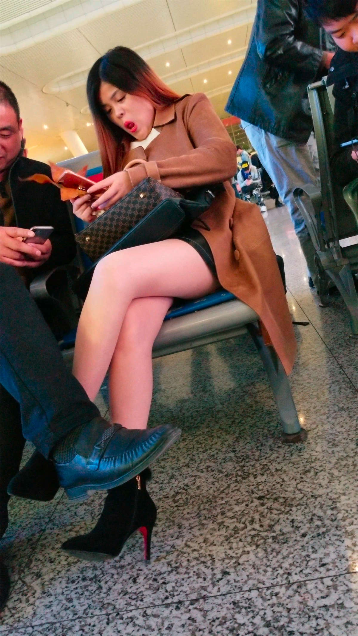 候车室的长外套街拍肉丝长腿熟女-日更街拍