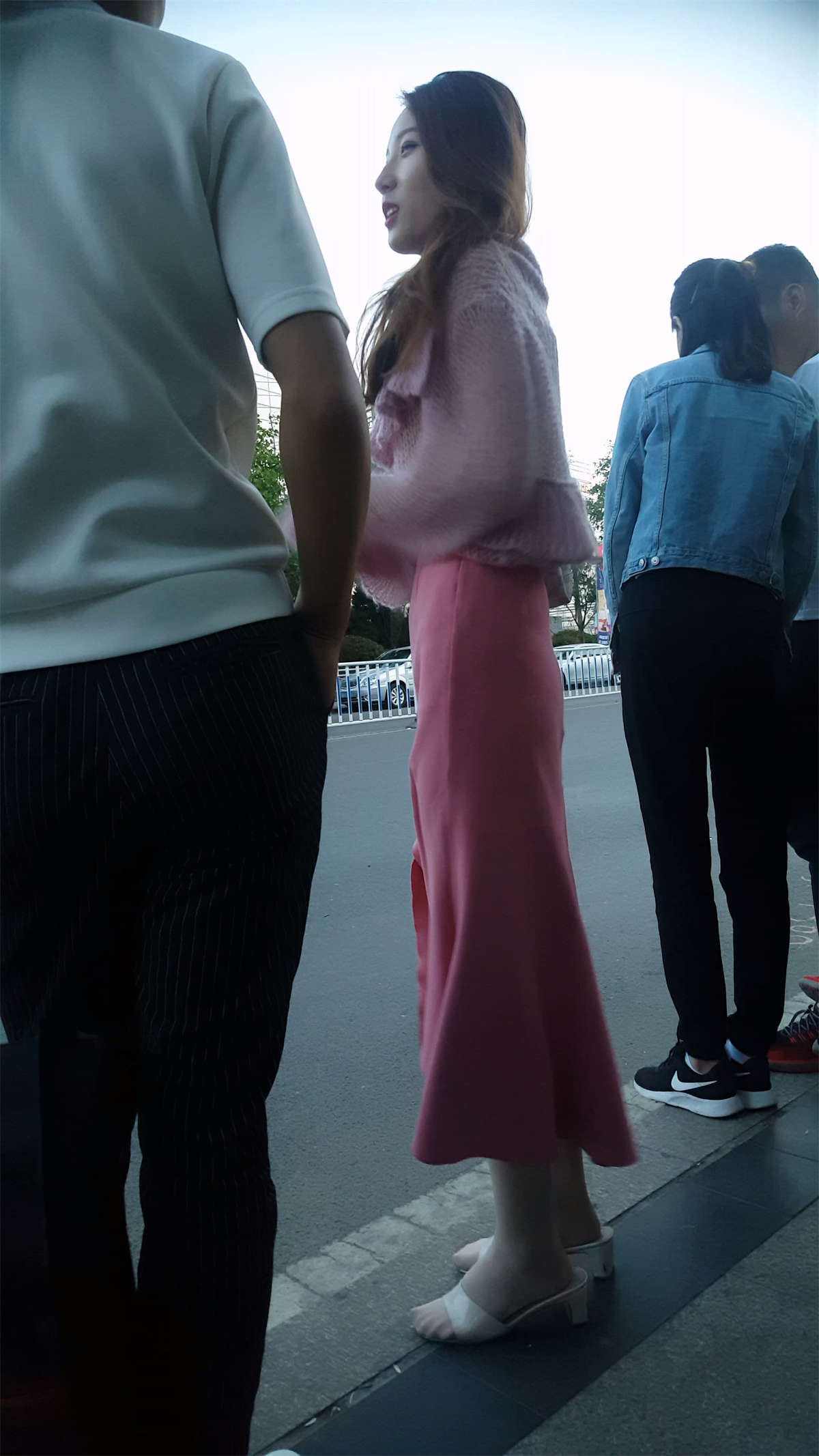 图片[2]-粉色紧身长裙高跟美女-日更街拍