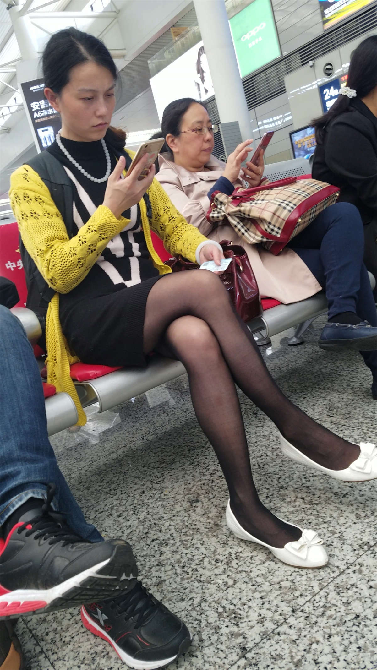 [4K高清视频]黑色丝袜极品长腿黑色连衣裙少妇-日更街拍