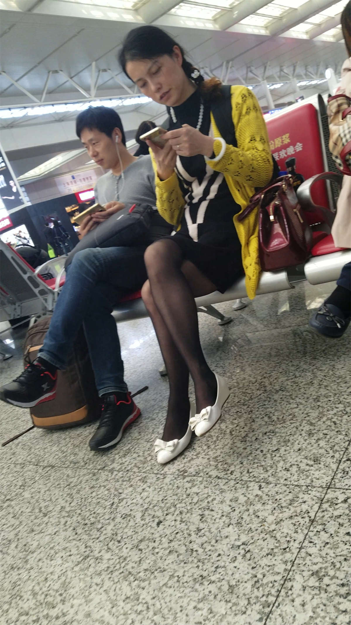 图片[2]-[4K高清视频]黑色丝袜极品长腿黑色连衣裙少妇-日更街拍