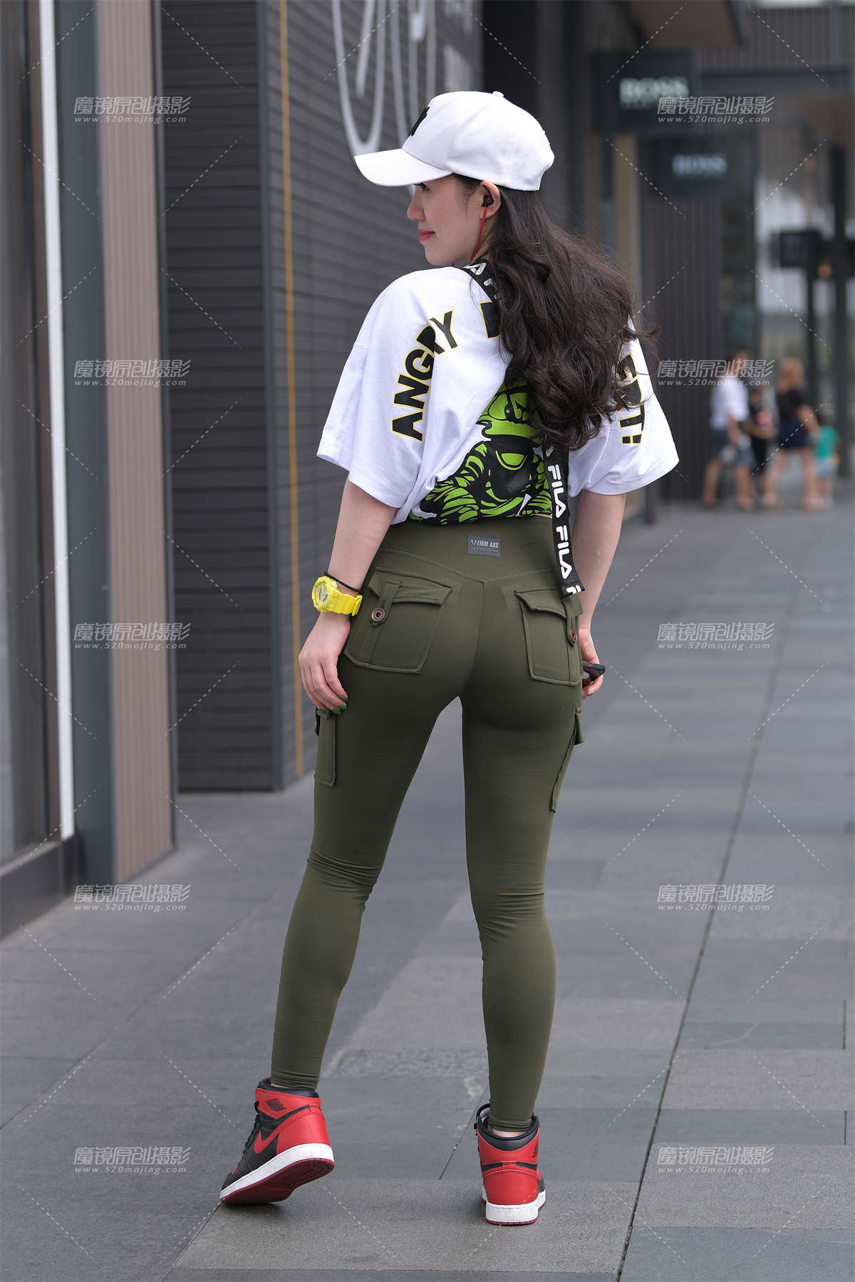 图片[2]-【视觉冲击赛贴】紧致翘臀，军绿色紧身裤美眉-日更街拍