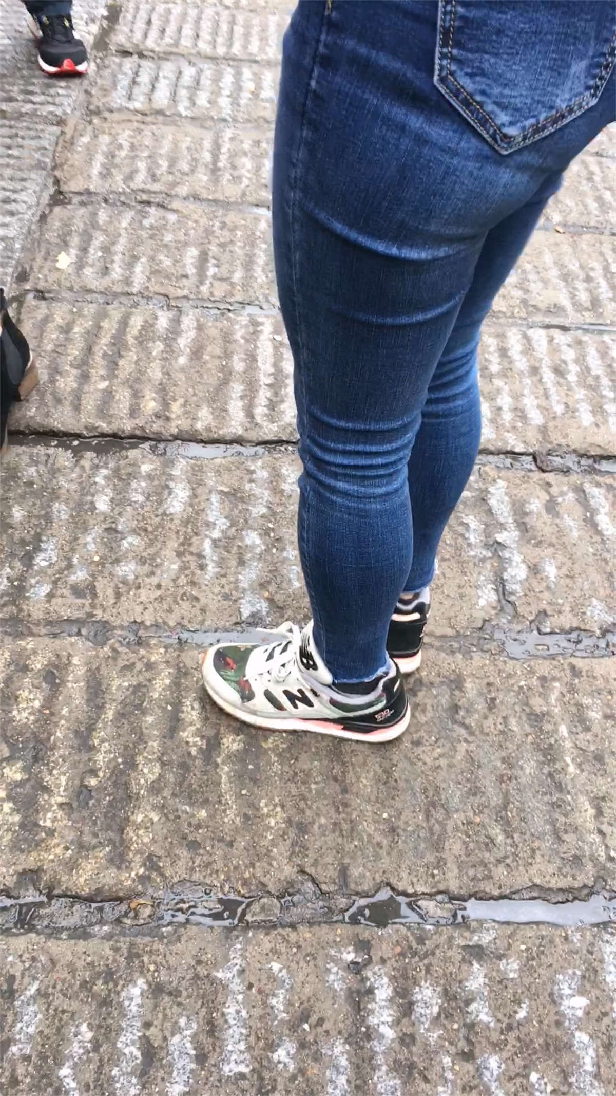 图片[2]-蓝色牛仔裤翘臀妹子-日更街拍