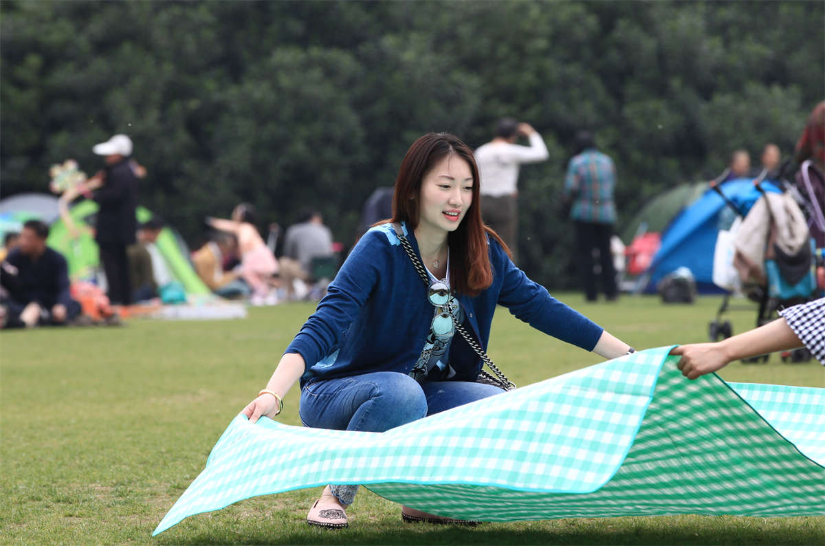 图片[2]-踏青公园街拍系列No.1188 情调满分的草地双娇，请各位看官对其玉足进行评判 第1套-日更街拍