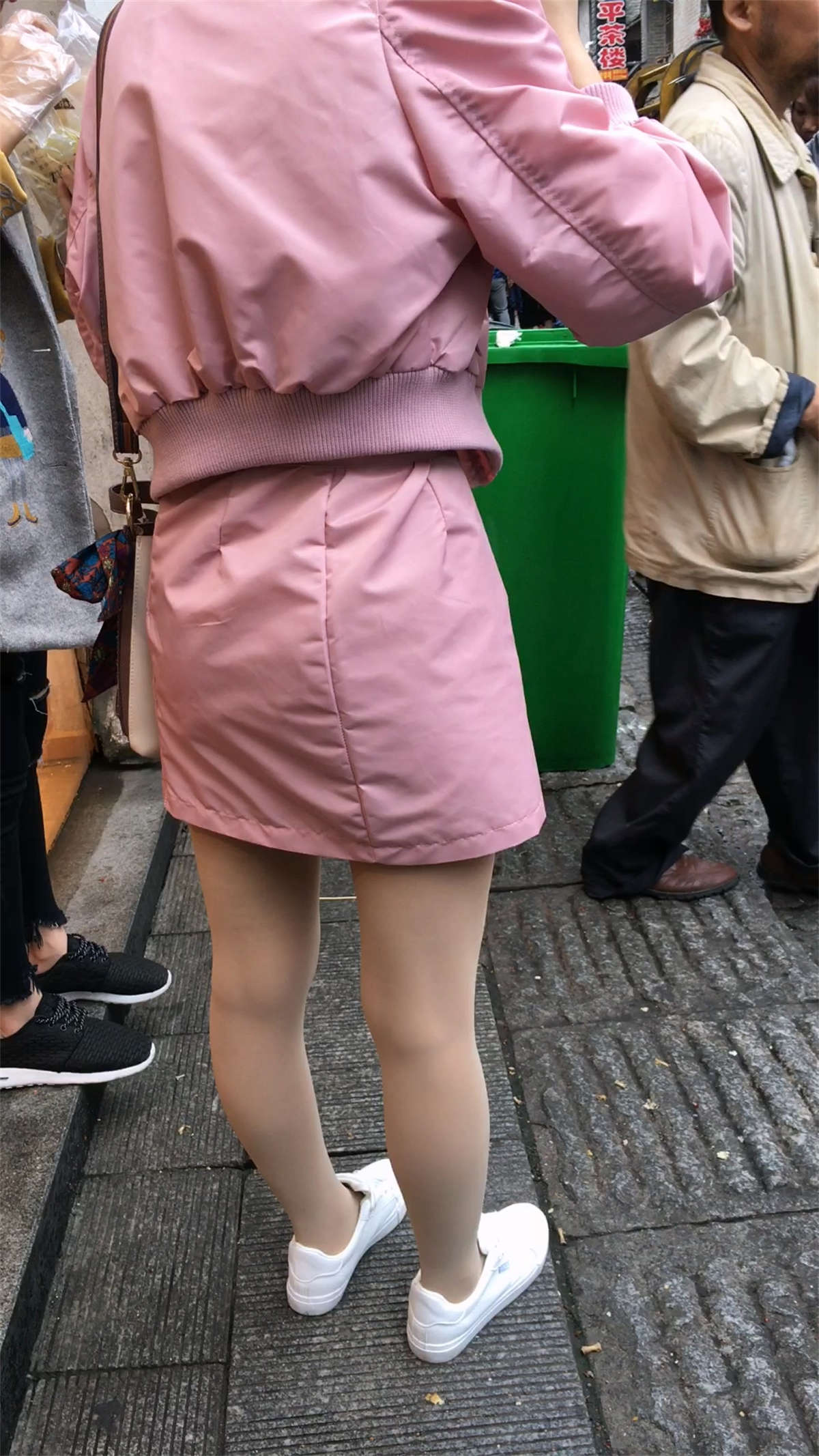 图片[2]-粉红色包臀短裙美眉-日更街拍