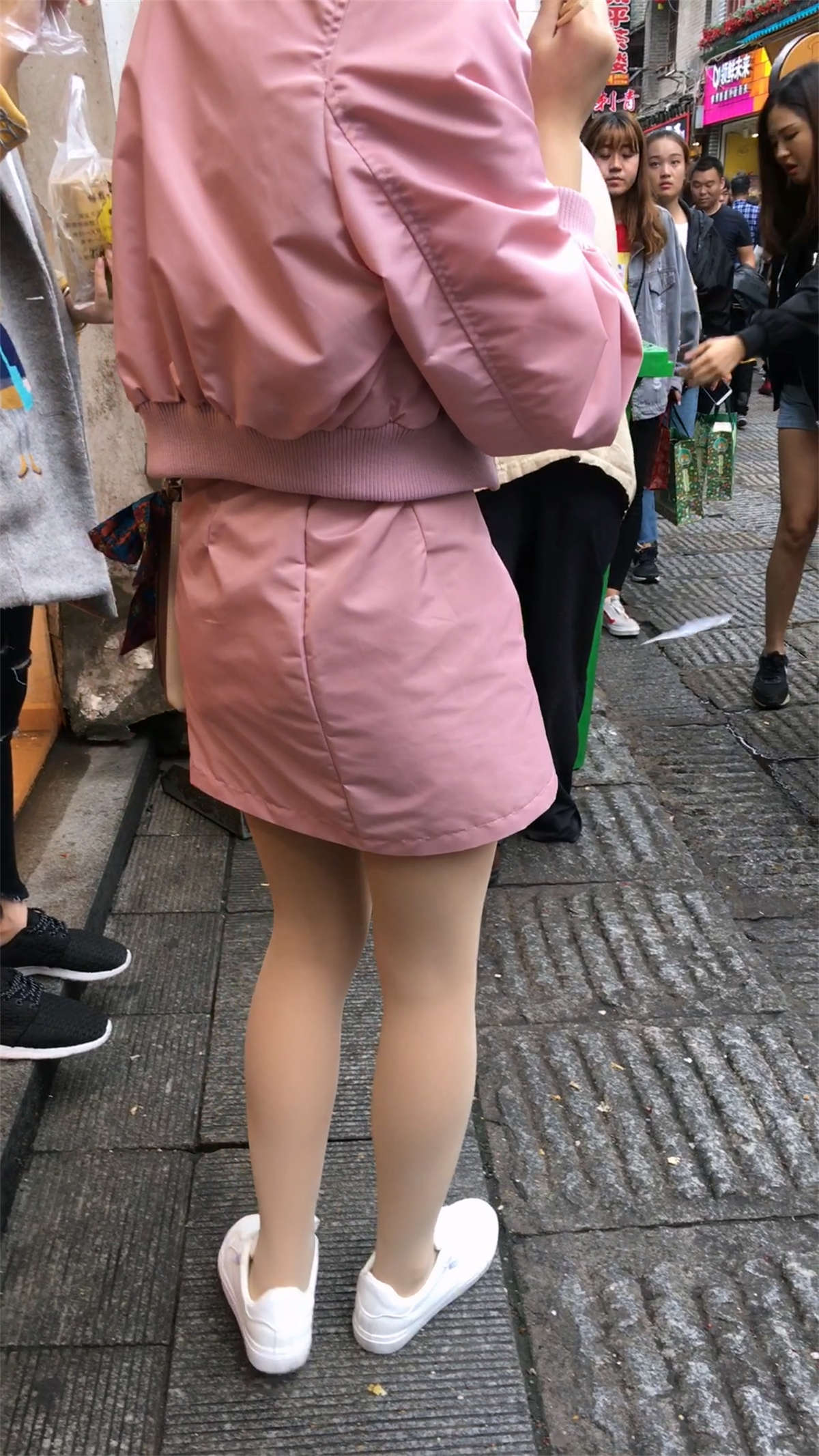 粉红色包臀短裙美眉-日更街拍