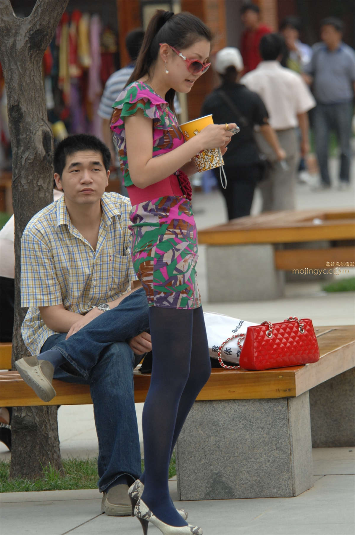 2016-07-04灰色薄丝美腿少妇40张-日更街拍