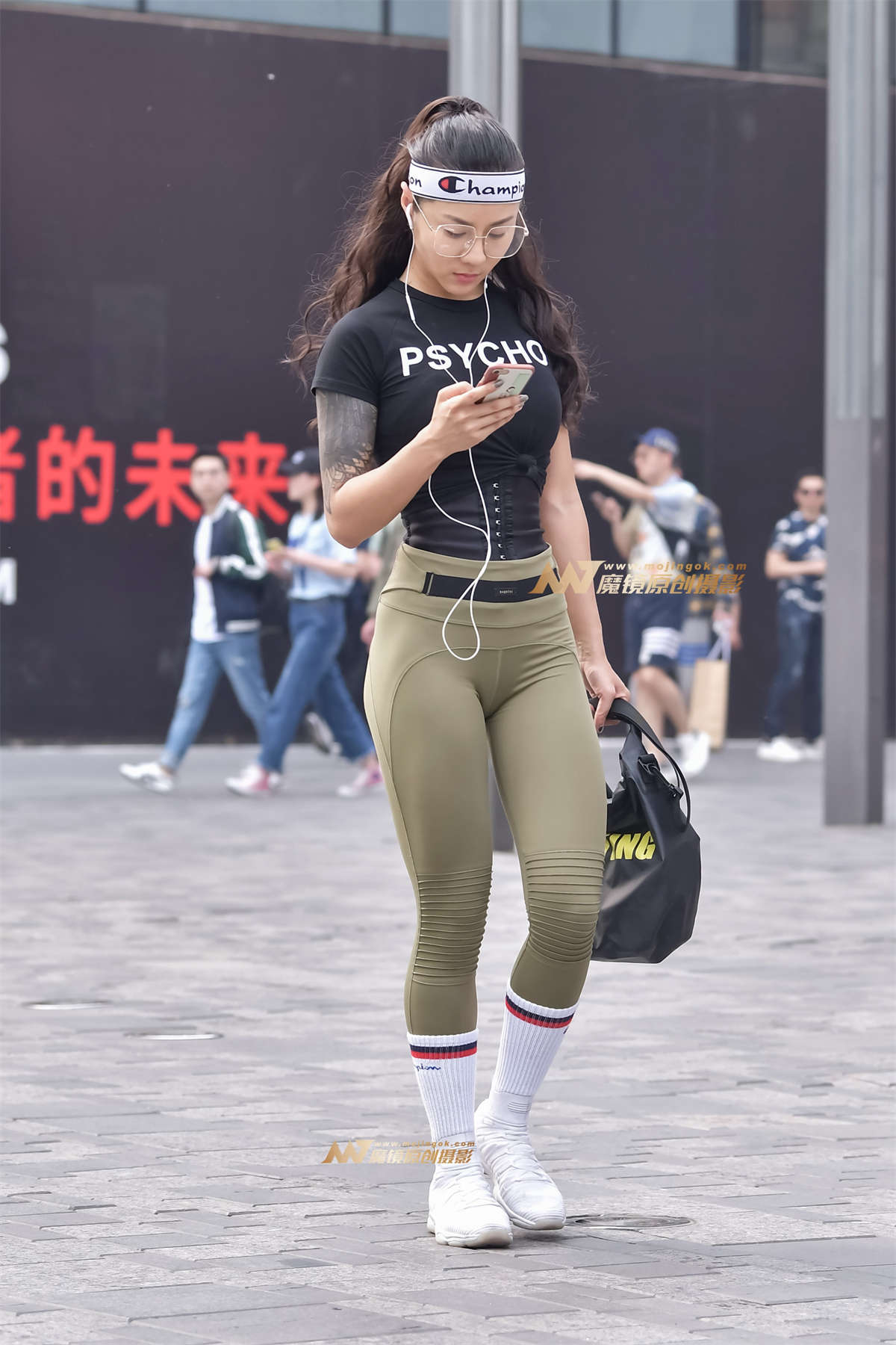 左手倒影赛帖：健美姑娘魔鬼身材-日更街拍