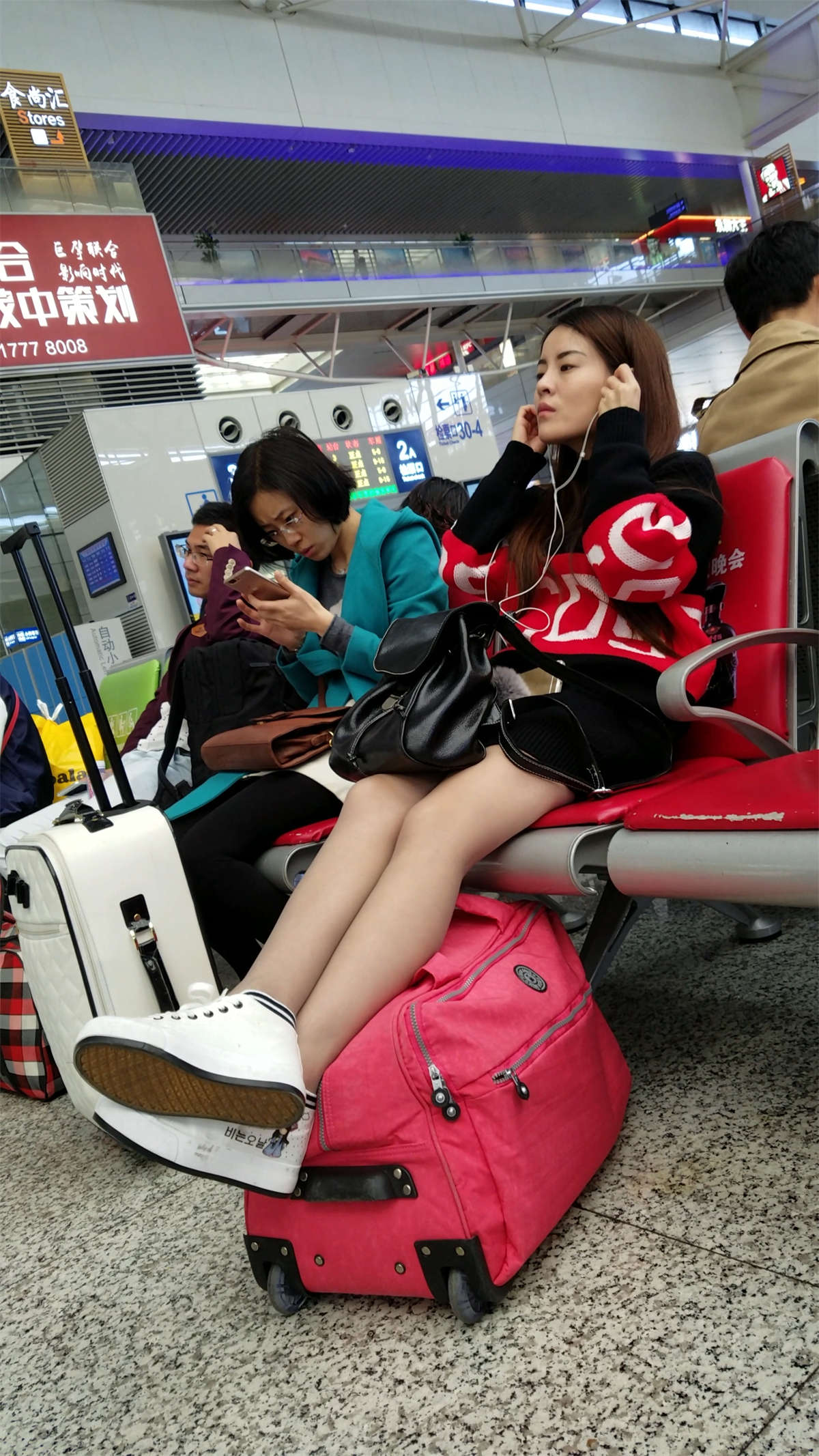 图片[2]-[4K高清视频]高铁站候车室等车的黑色连衣裙肉丝丝袜漂亮女神-日更街拍